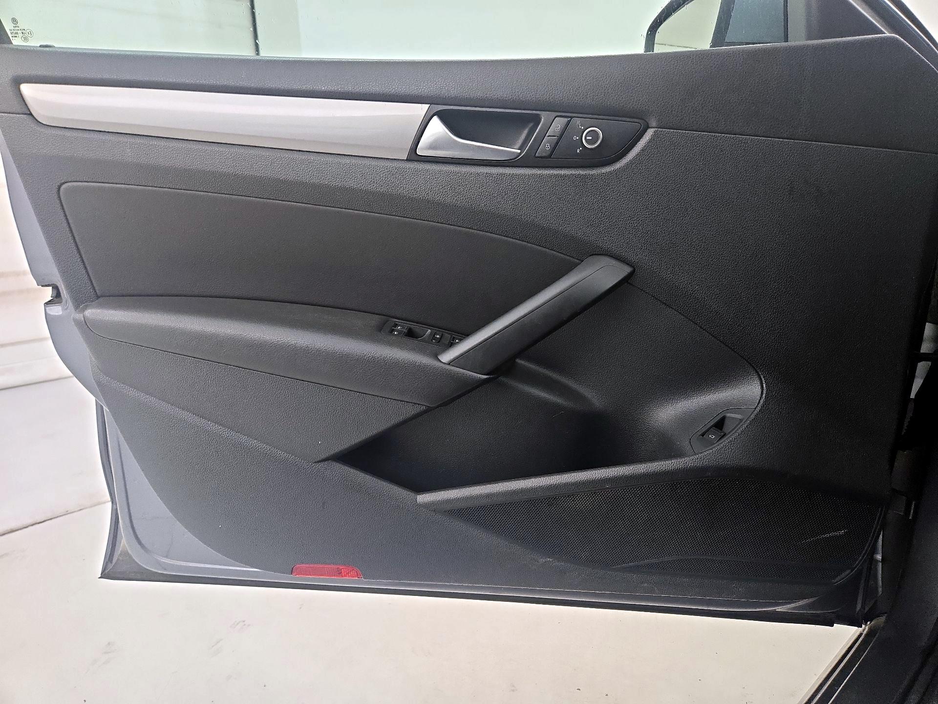 Thumbnail: 2015 Volkswagen Passat - 12