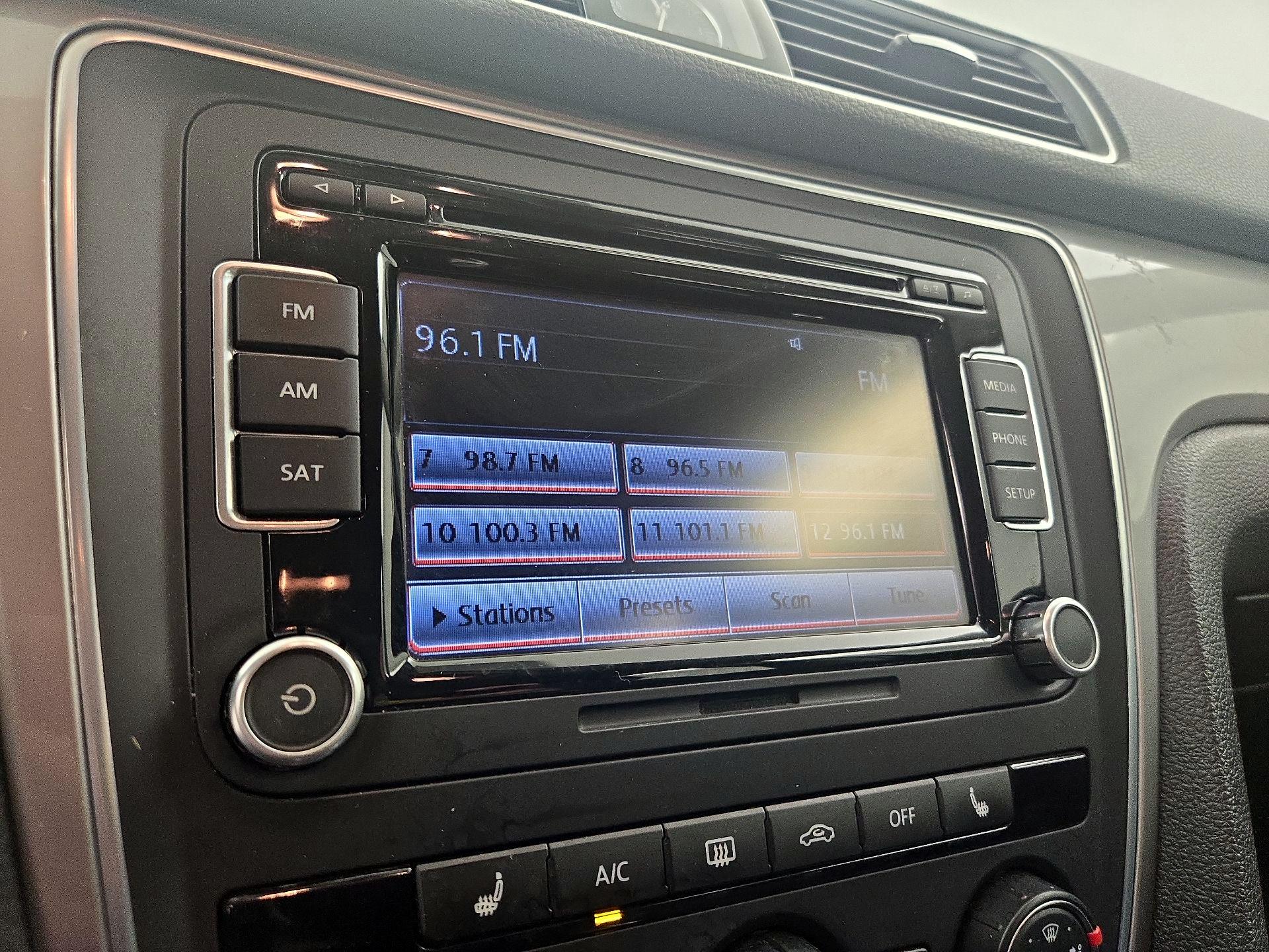 Thumbnail: 2015 Volkswagen Passat - 15