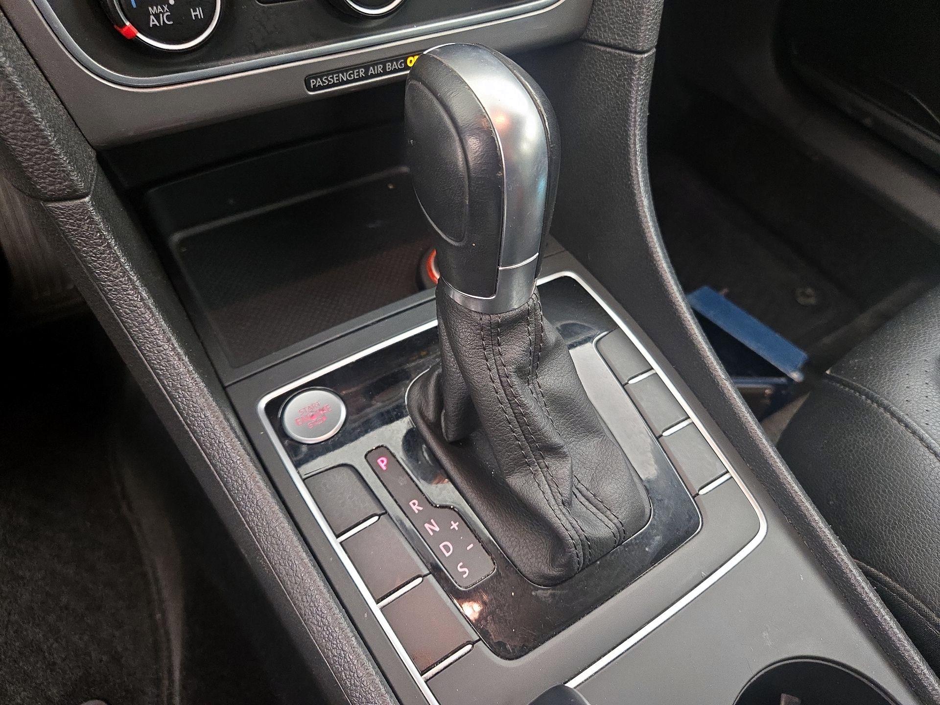 Thumbnail: 2015 Volkswagen Passat - 17