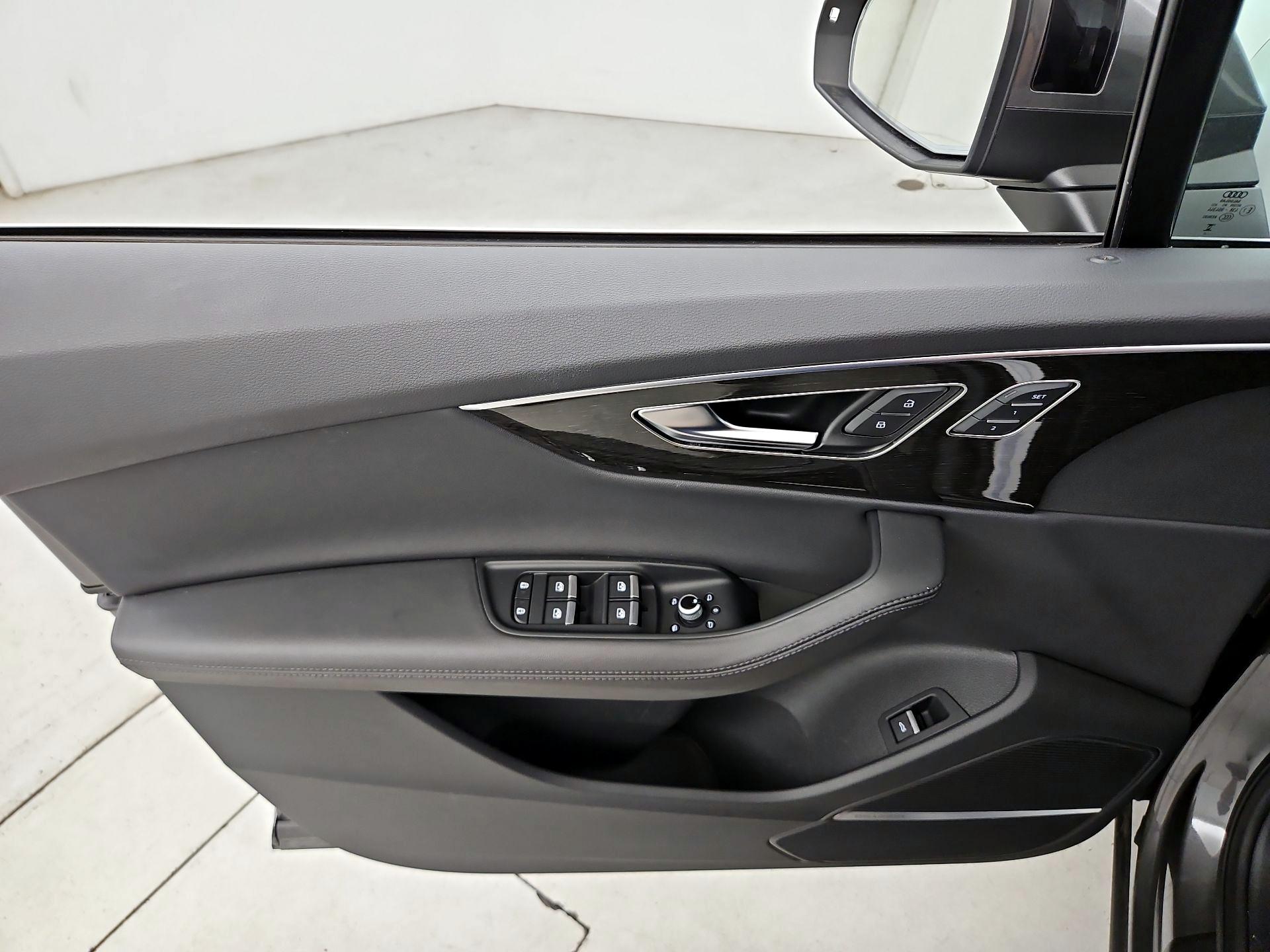 Thumbnail: 2023 Audi Q7 - 12