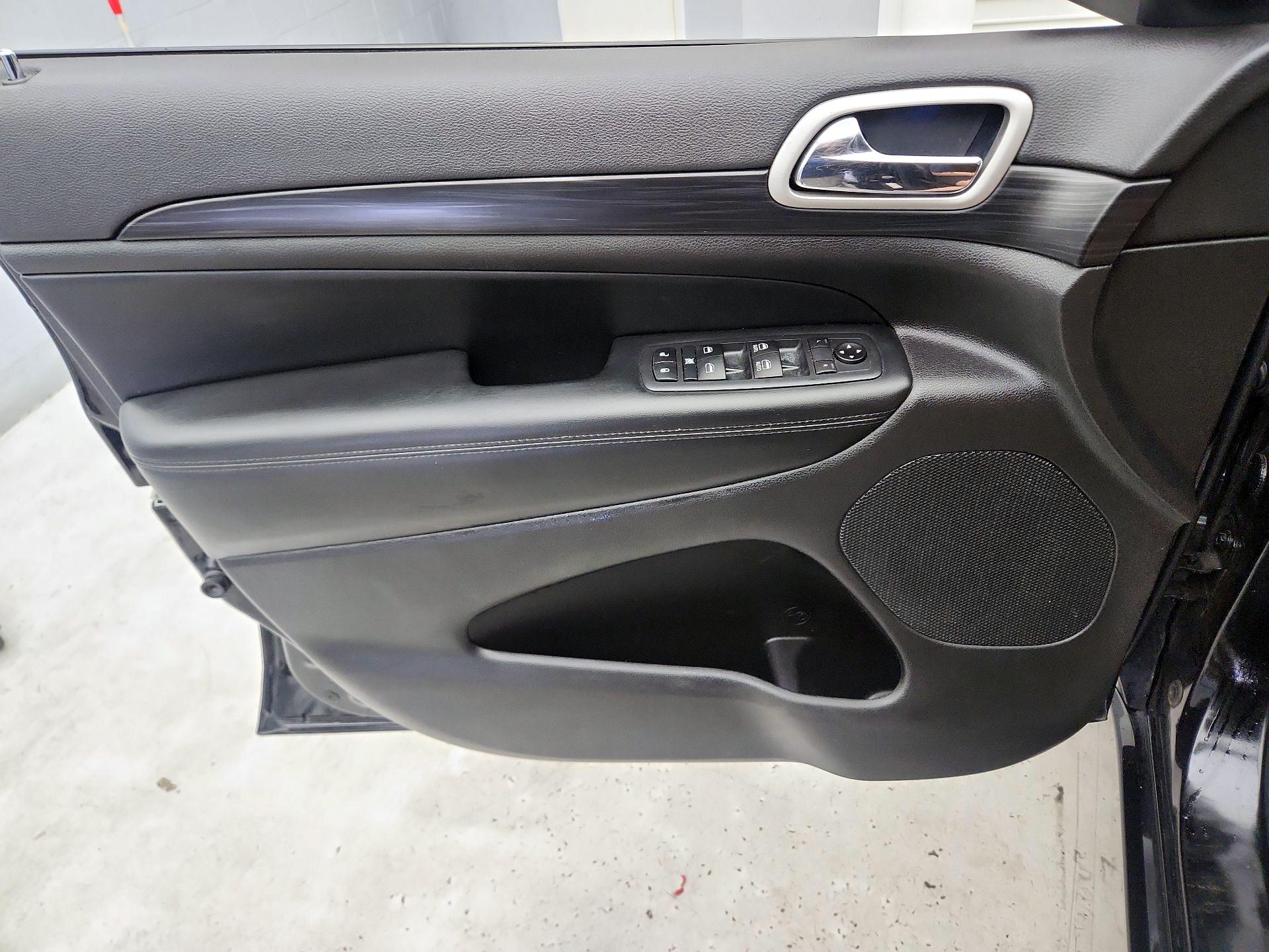 Thumbnail: 2020 Jeep Grand Cherokee - 12