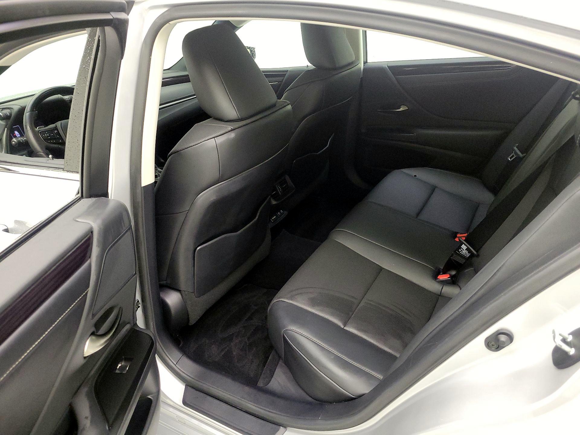 Thumbnail: 2021 Lexus ES - 17