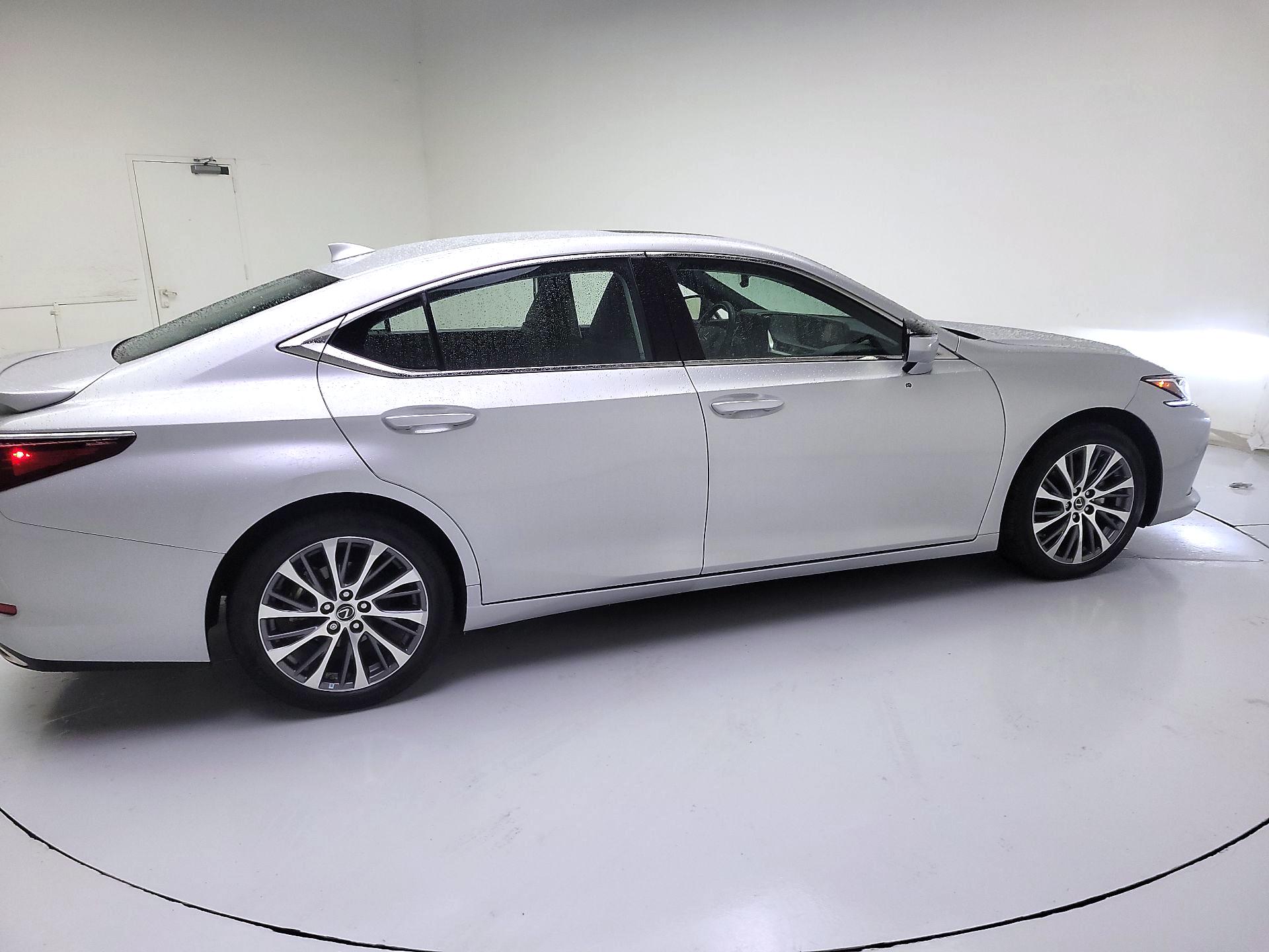 Thumbnail: 2021 Lexus ES - 4