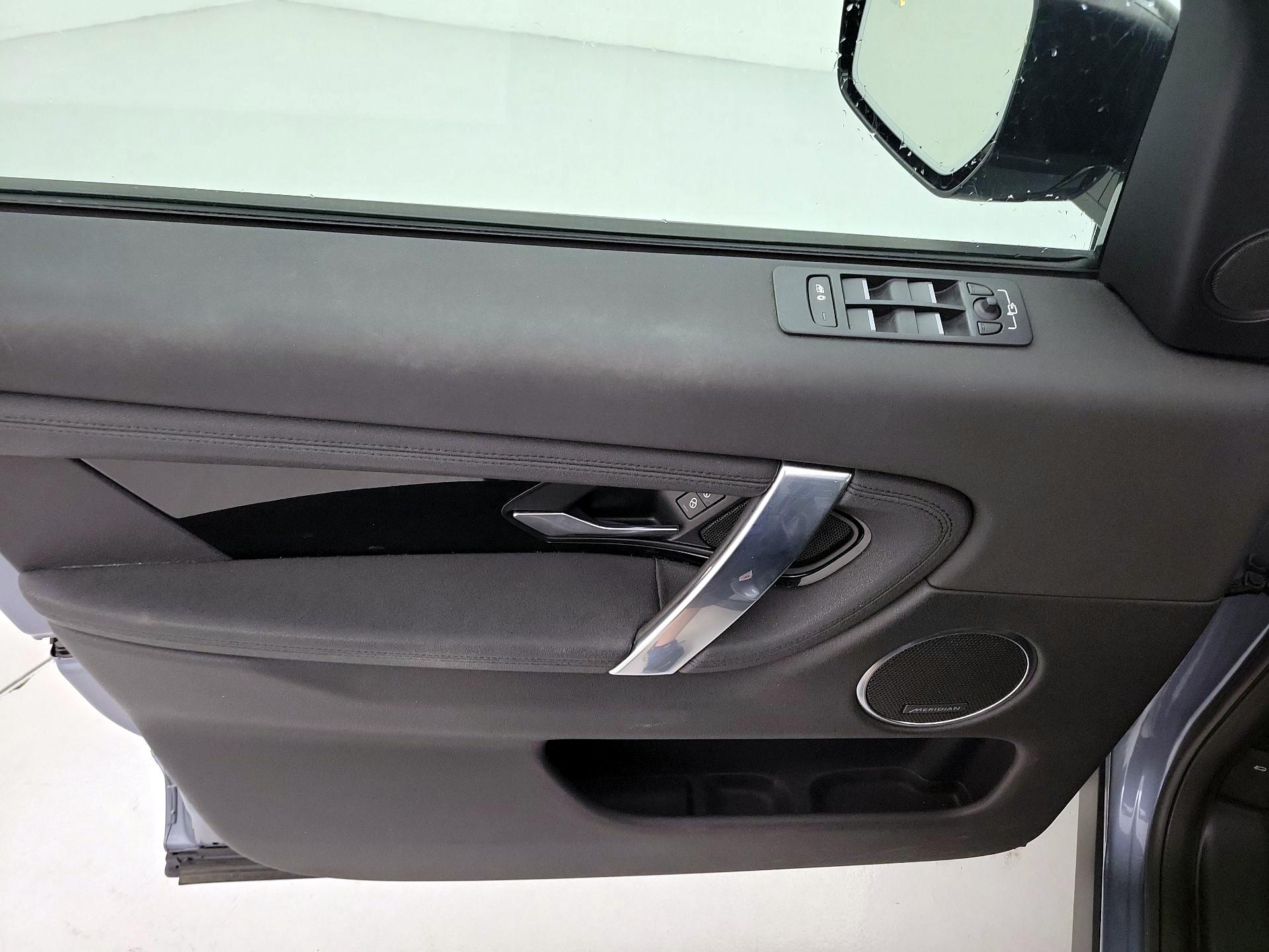 Thumbnail: 2020 Land Rover Discovery Sport - 12