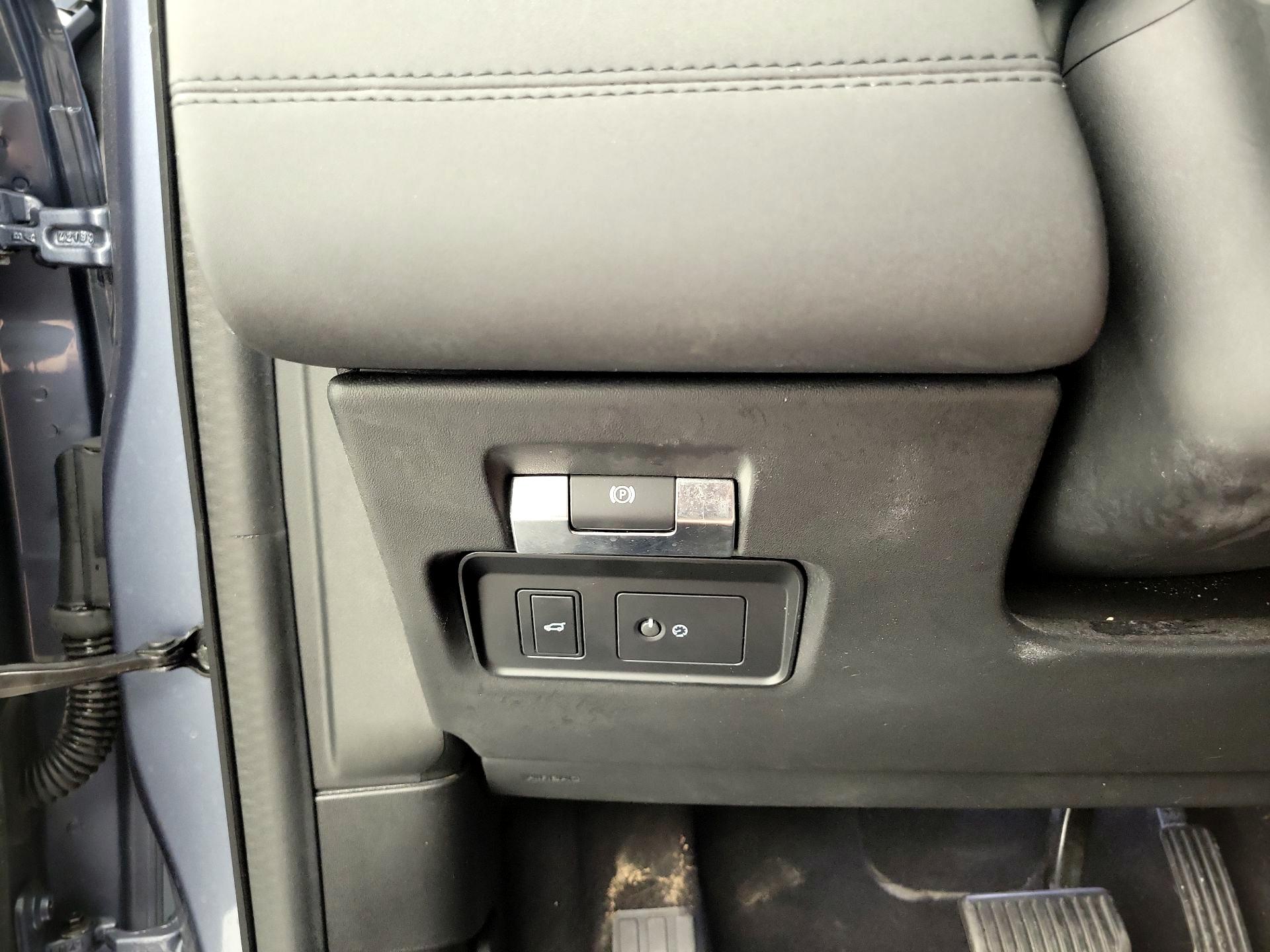 Thumbnail: 2020 Land Rover Discovery Sport - 13