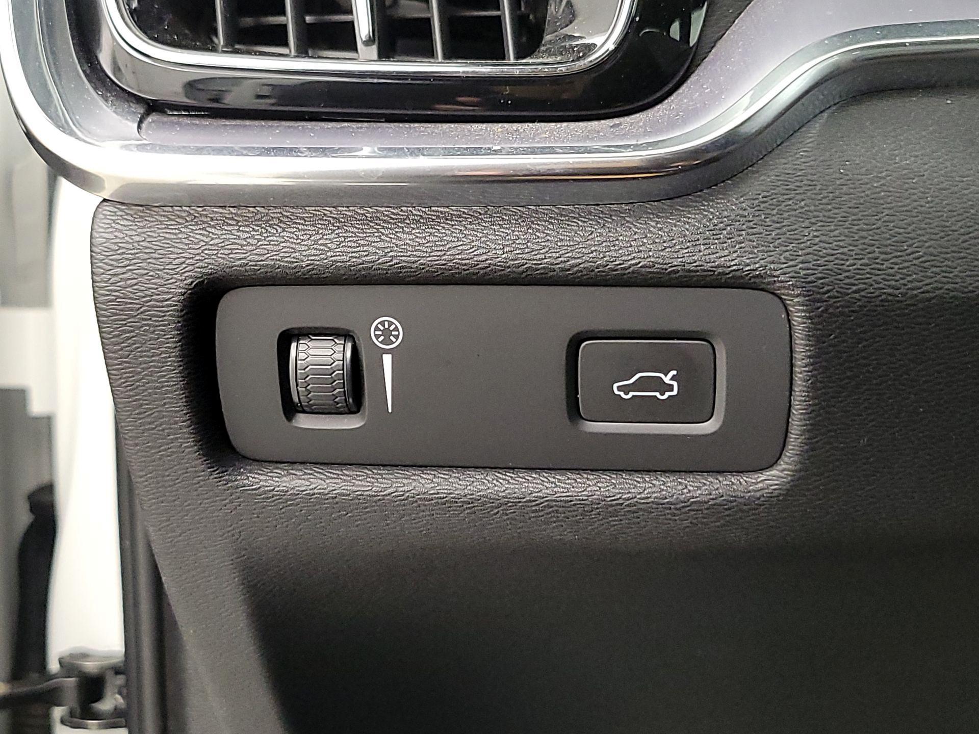 Thumbnail: 2020 Volvo V60 - 13