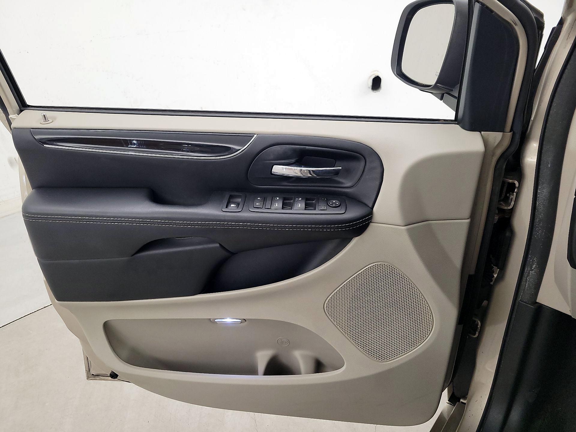 Thumbnail: 2016 Dodge Grand Caravan - 12