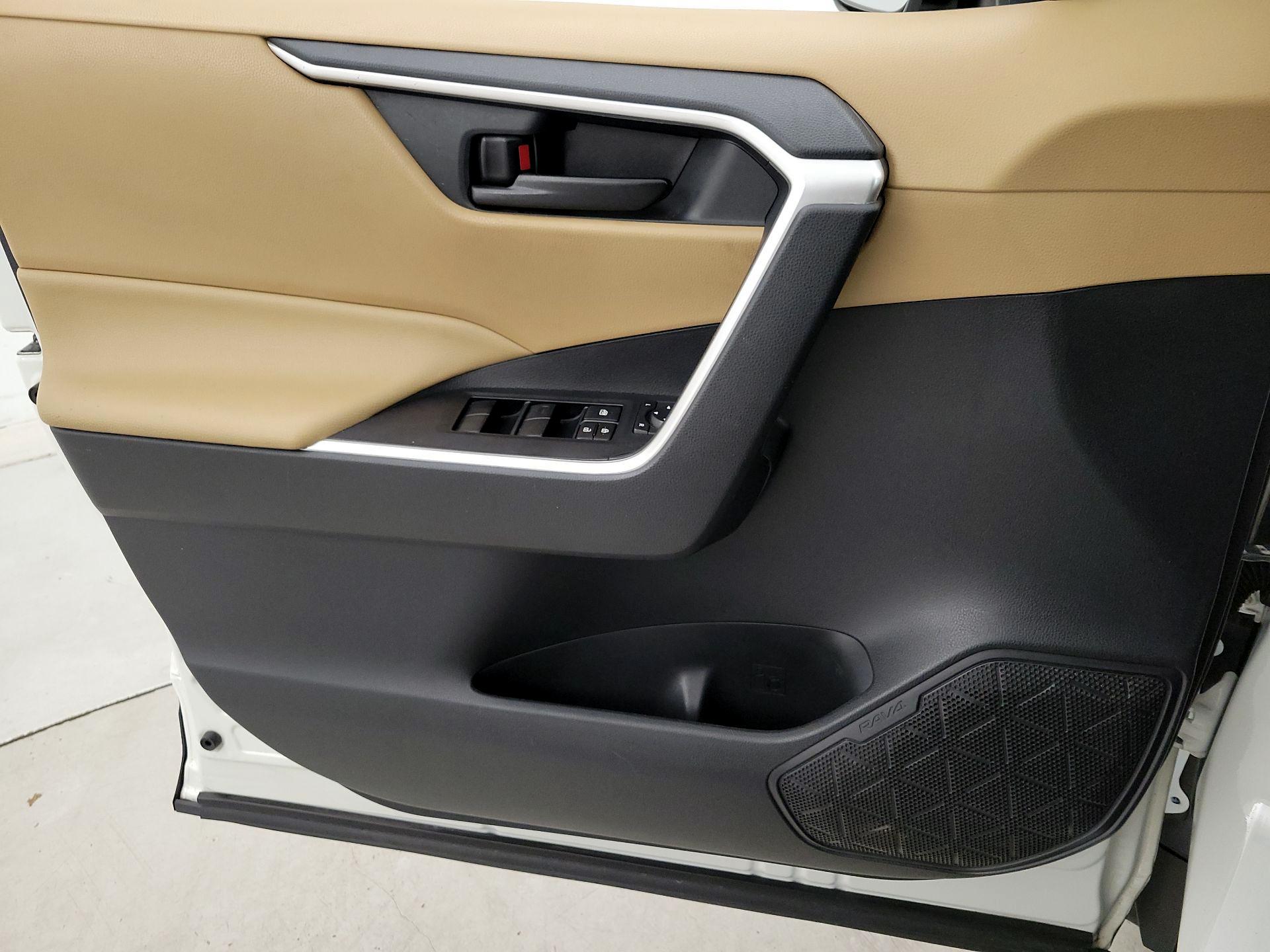 Thumbnail: 2020 Toyota RAV4 - 12