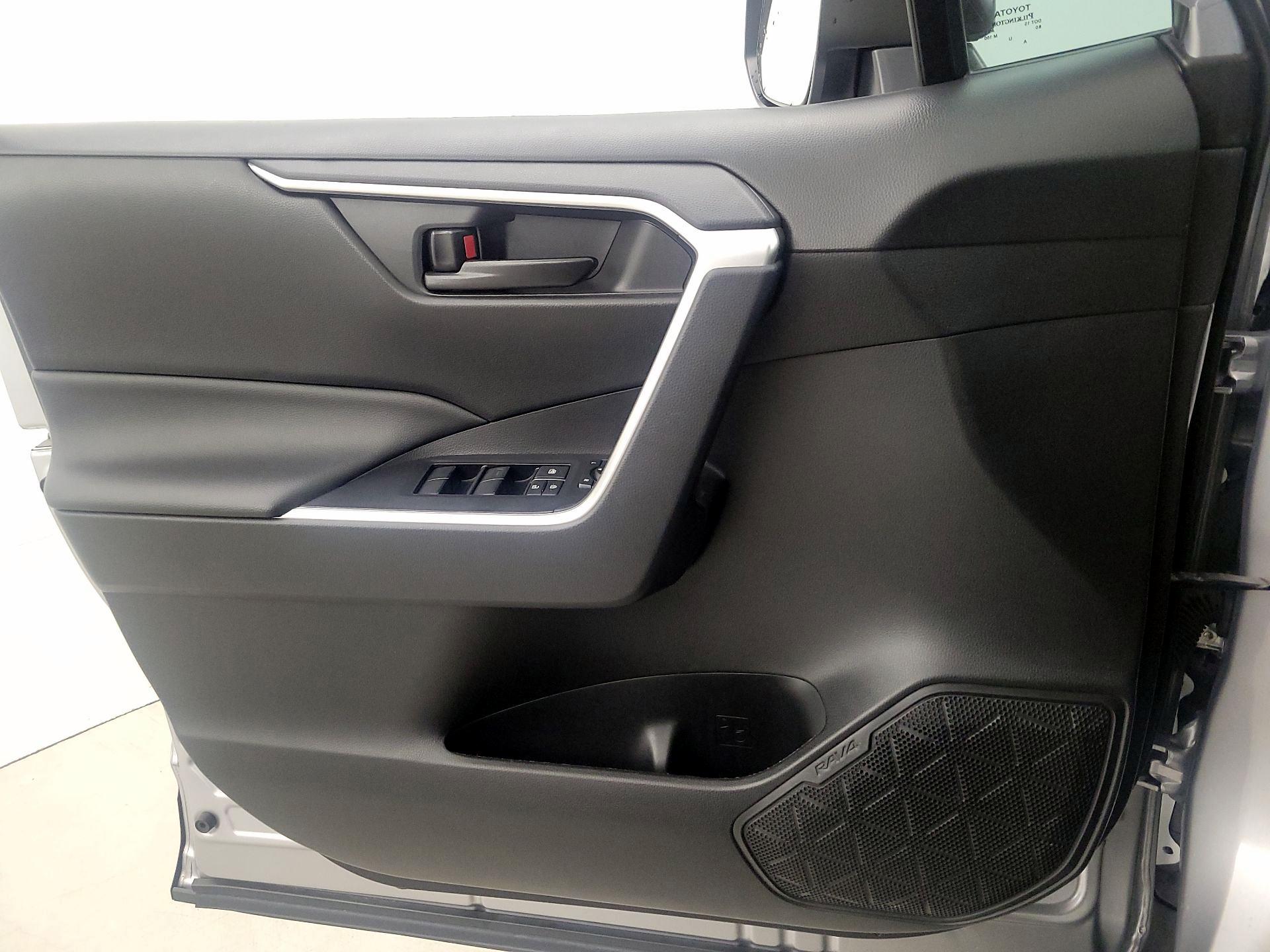 Thumbnail: 2022 Toyota RAV4 - 12