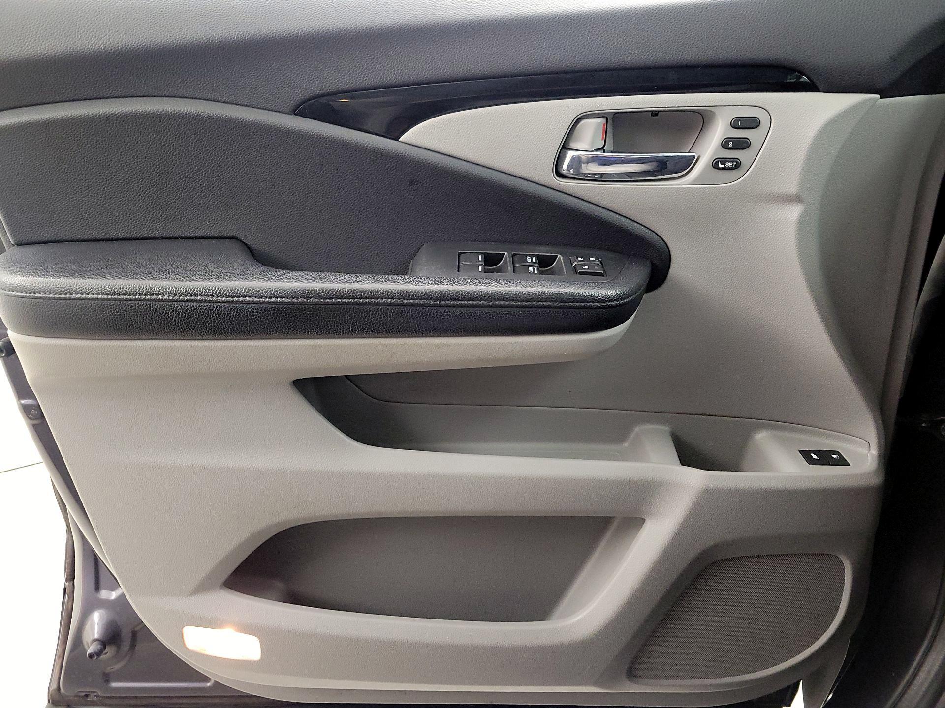 Thumbnail: 2017 Honda Pilot - 12