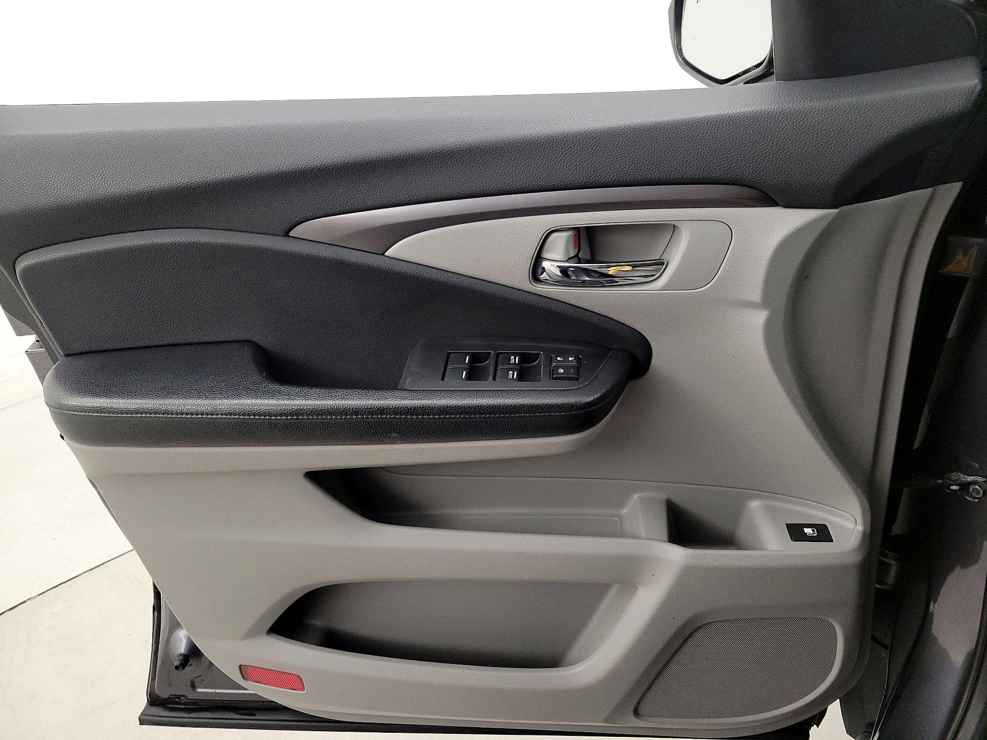 Thumbnail: 2017 Honda Pilot - 12