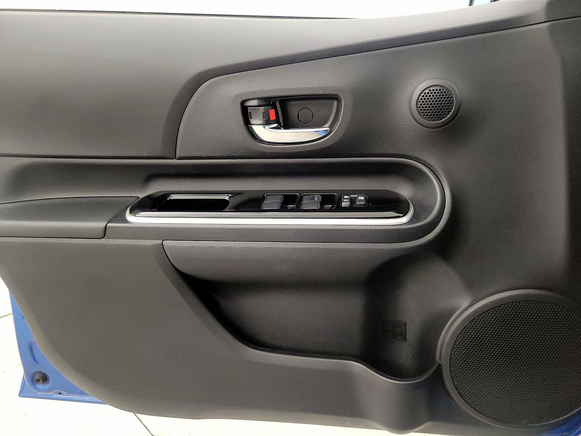 Thumbnail: 2015 Toyota Prius c - 12