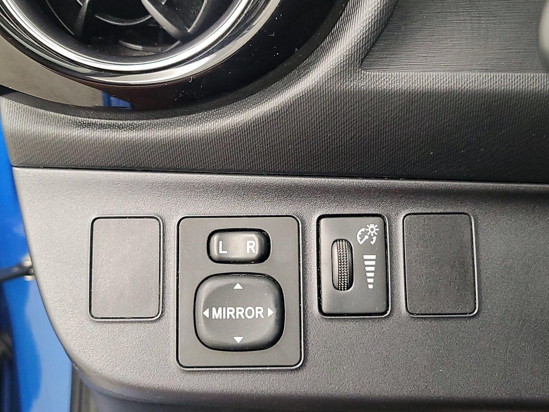 Thumbnail: 2015 Toyota Prius c - 13