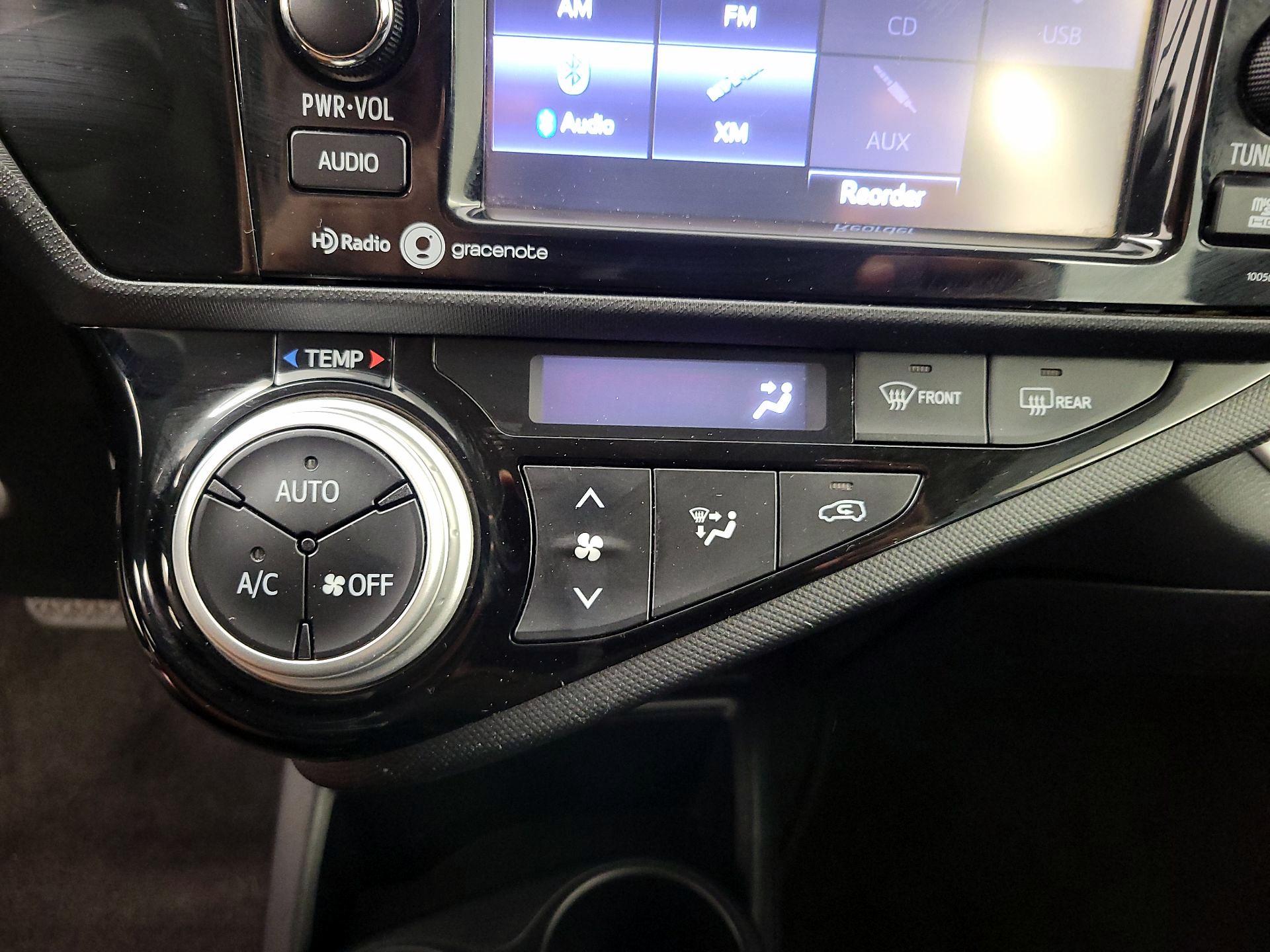 Thumbnail: 2015 Toyota Prius c - 15