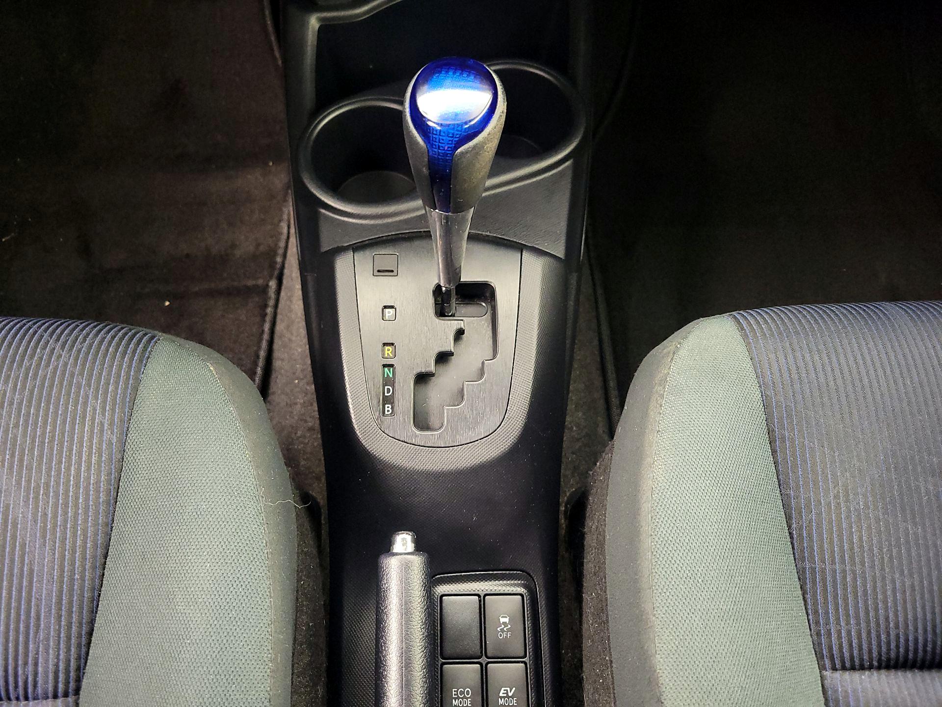 Thumbnail: 2015 Toyota Prius c - 16