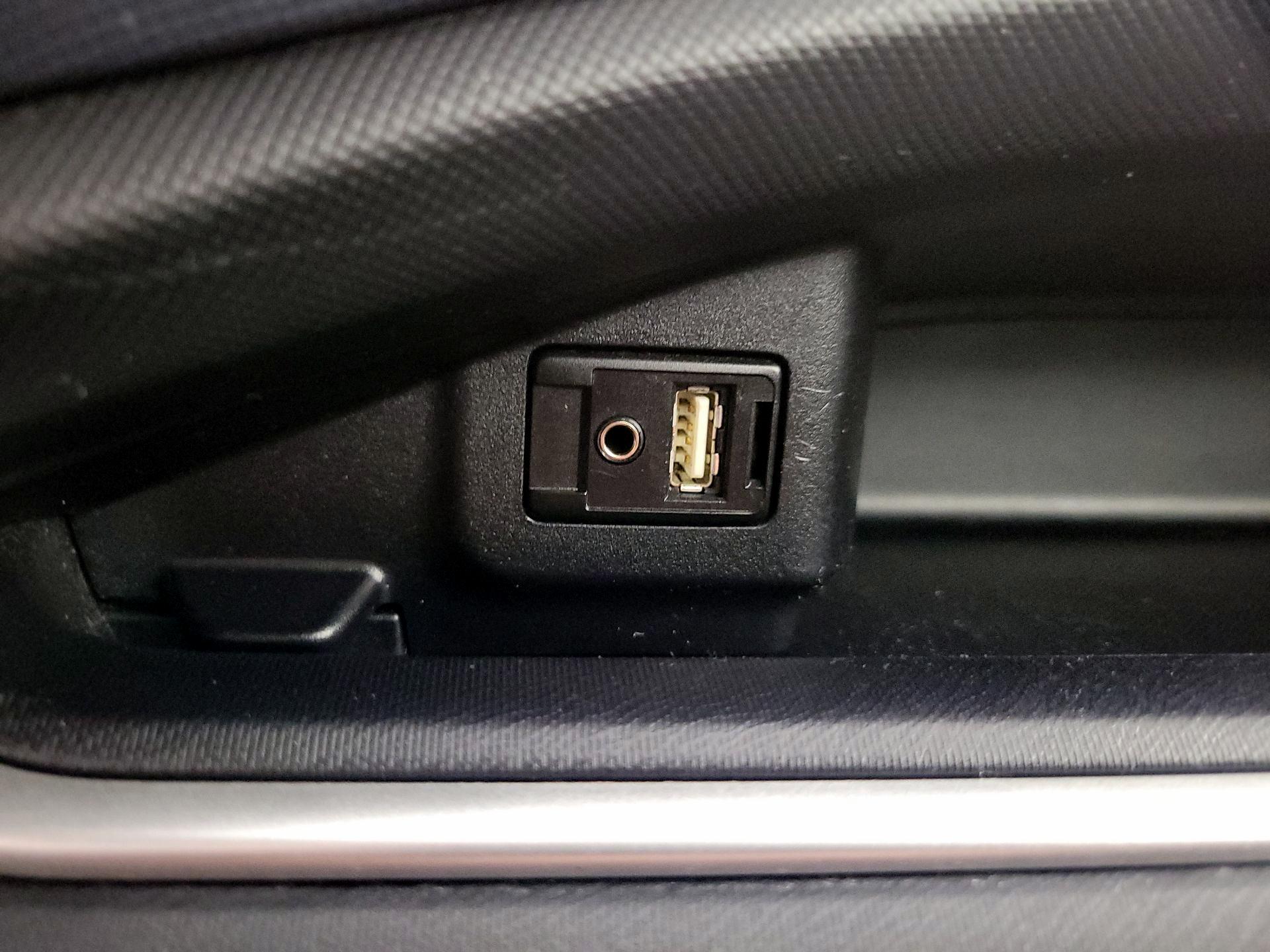 Thumbnail: 2015 Toyota Prius c - 17