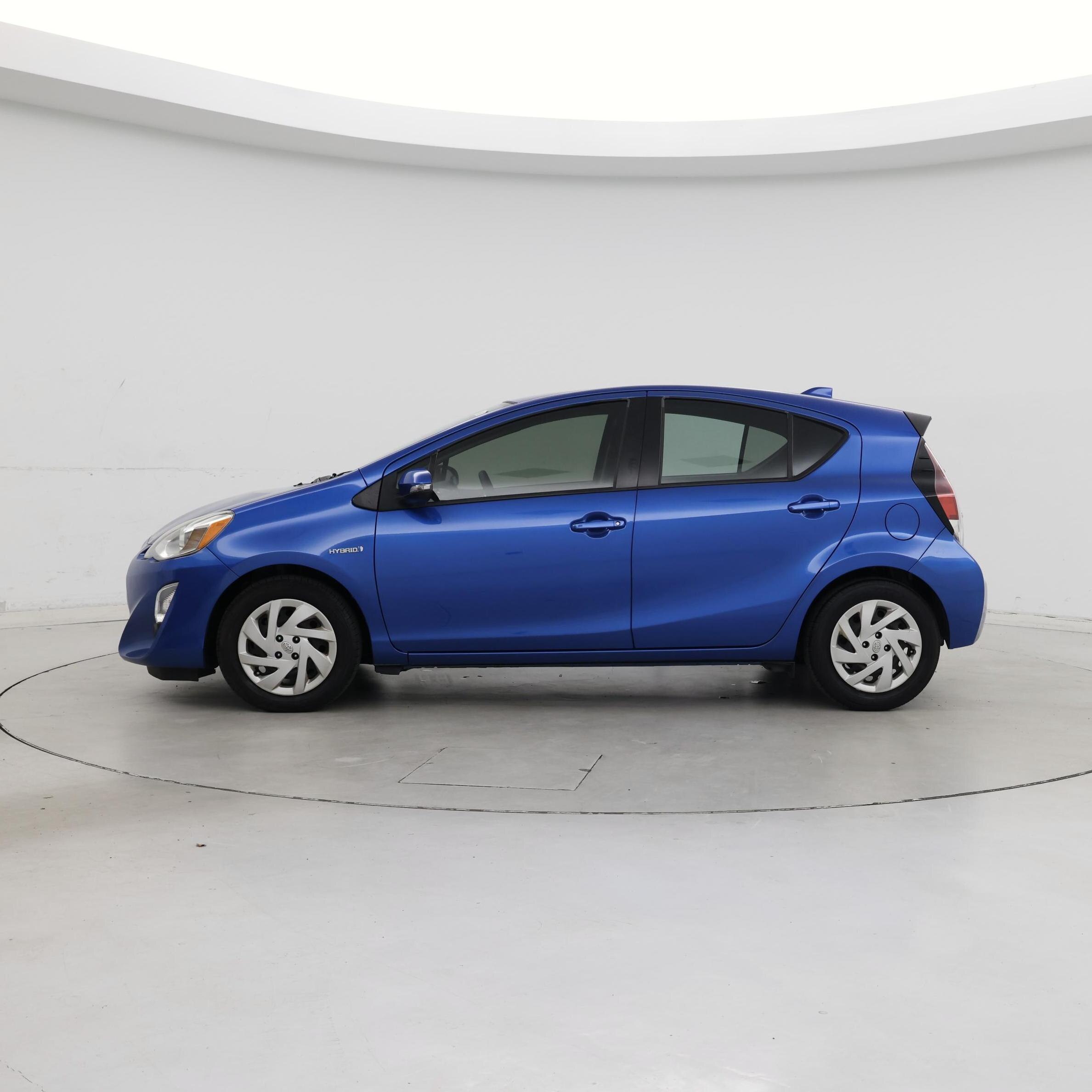 Thumbnail: 2015 Toyota Prius c - 3