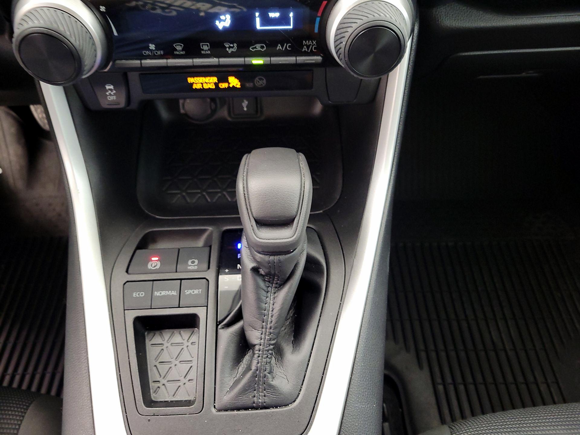 Thumbnail: 2022 Toyota RAV4 - 17