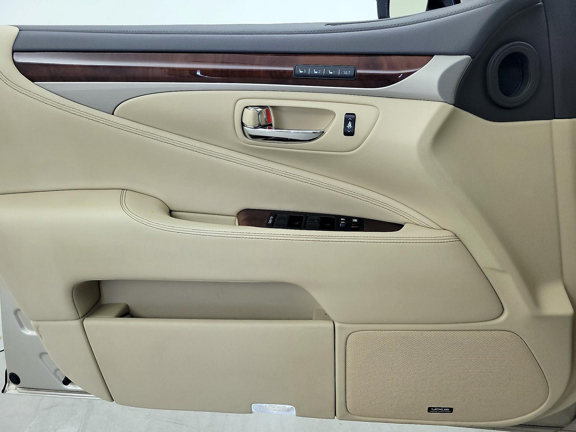 Thumbnail: 2015 Lexus LS - 12