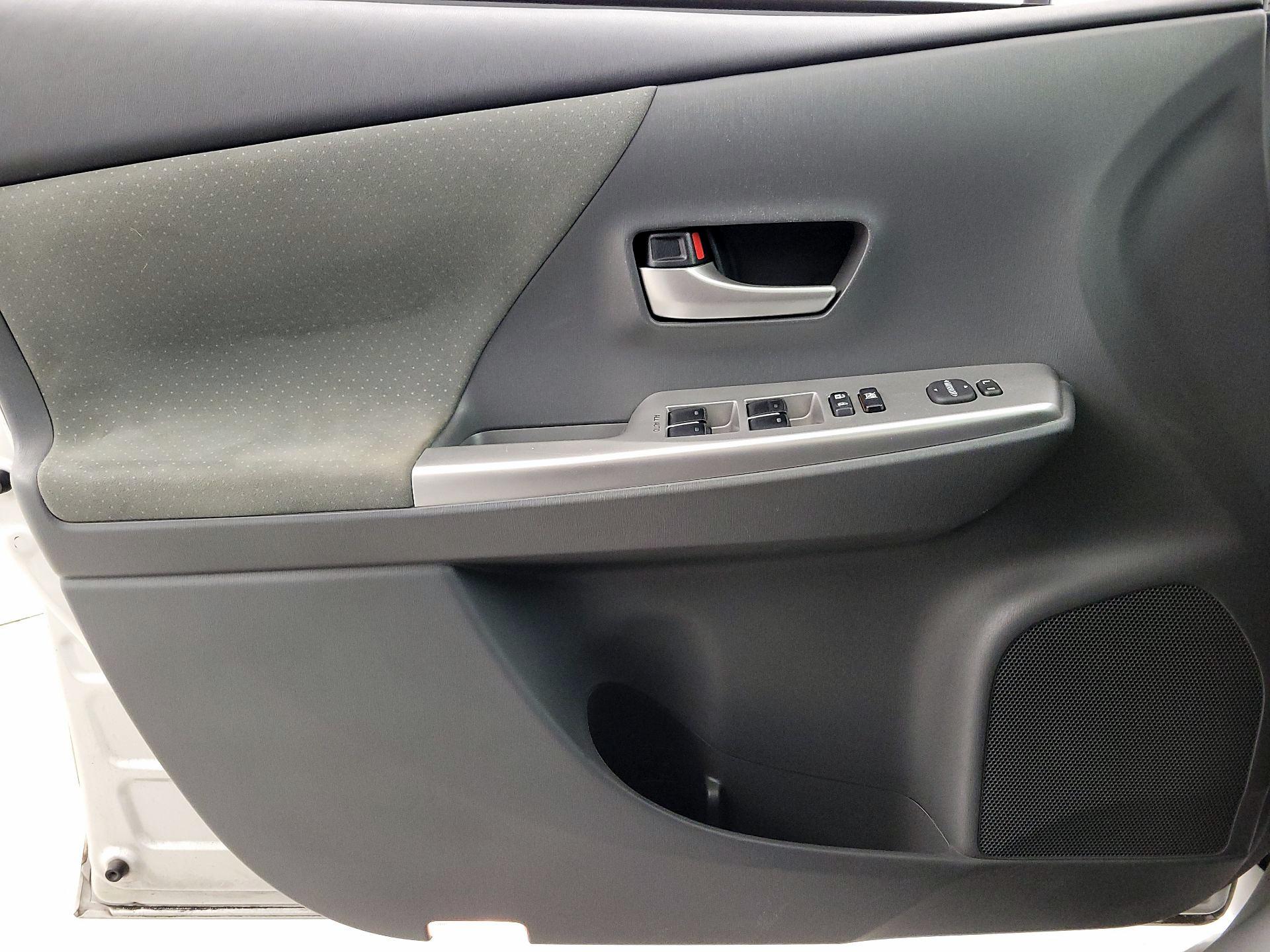 Thumbnail: 2014 Toyota Prius v - 12