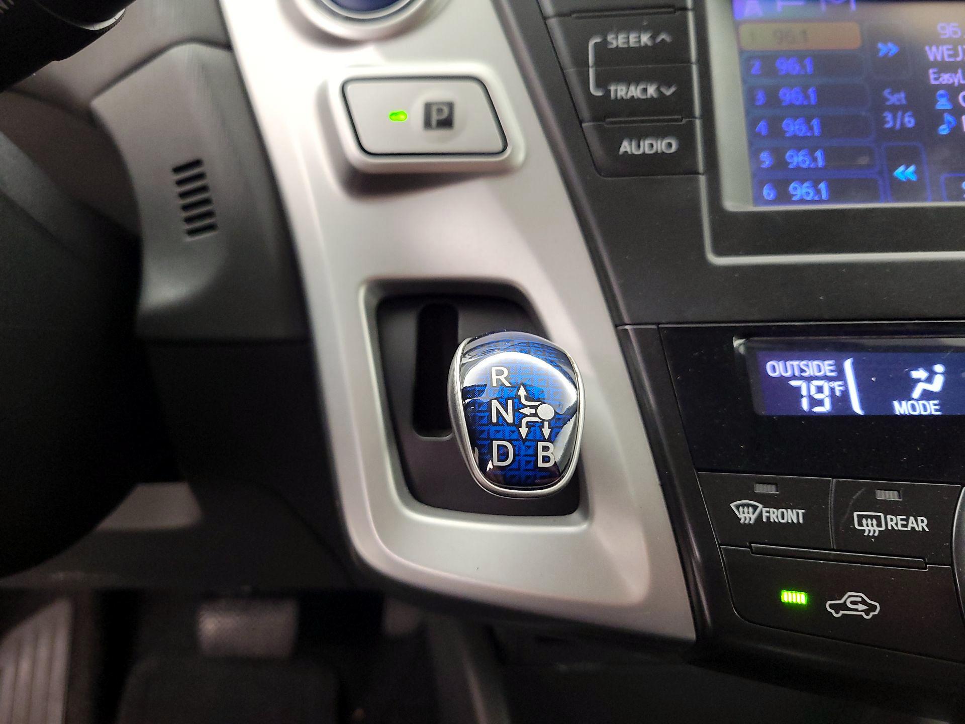 Thumbnail: 2014 Toyota Prius v - 17