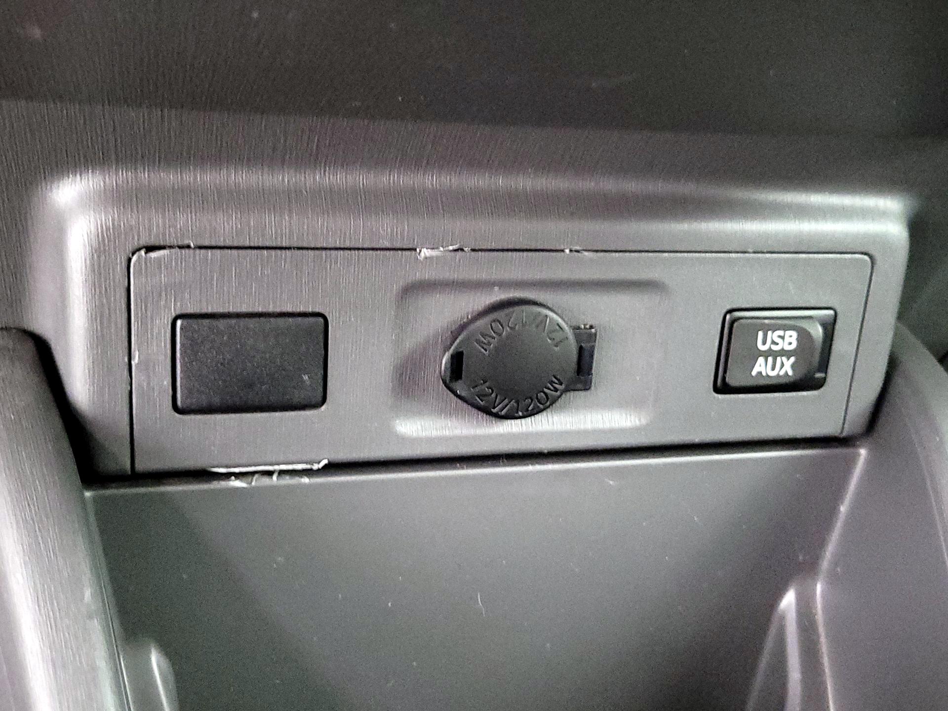 Thumbnail: 2014 Toyota Prius v - 18