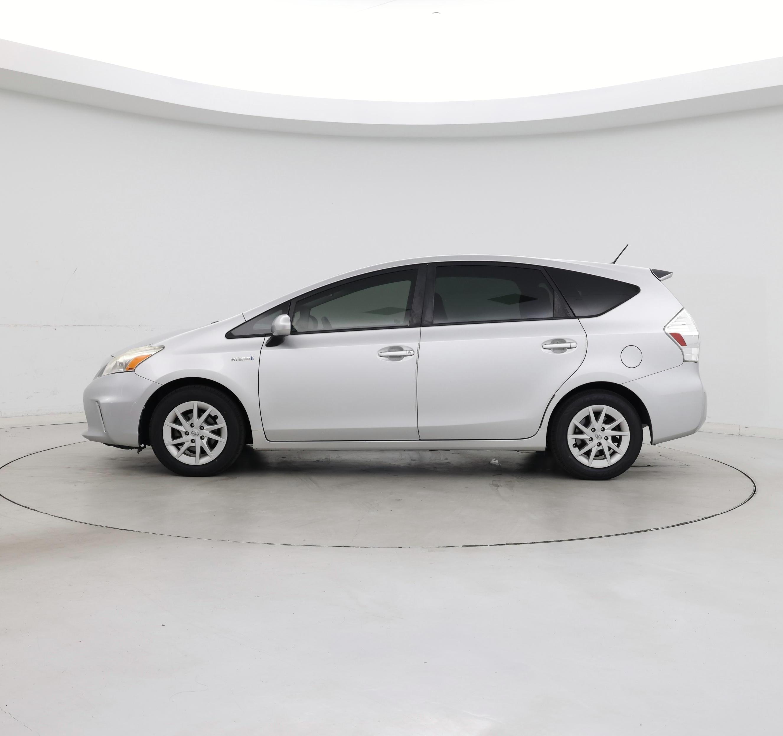 Thumbnail: 2014 Toyota Prius v - 3