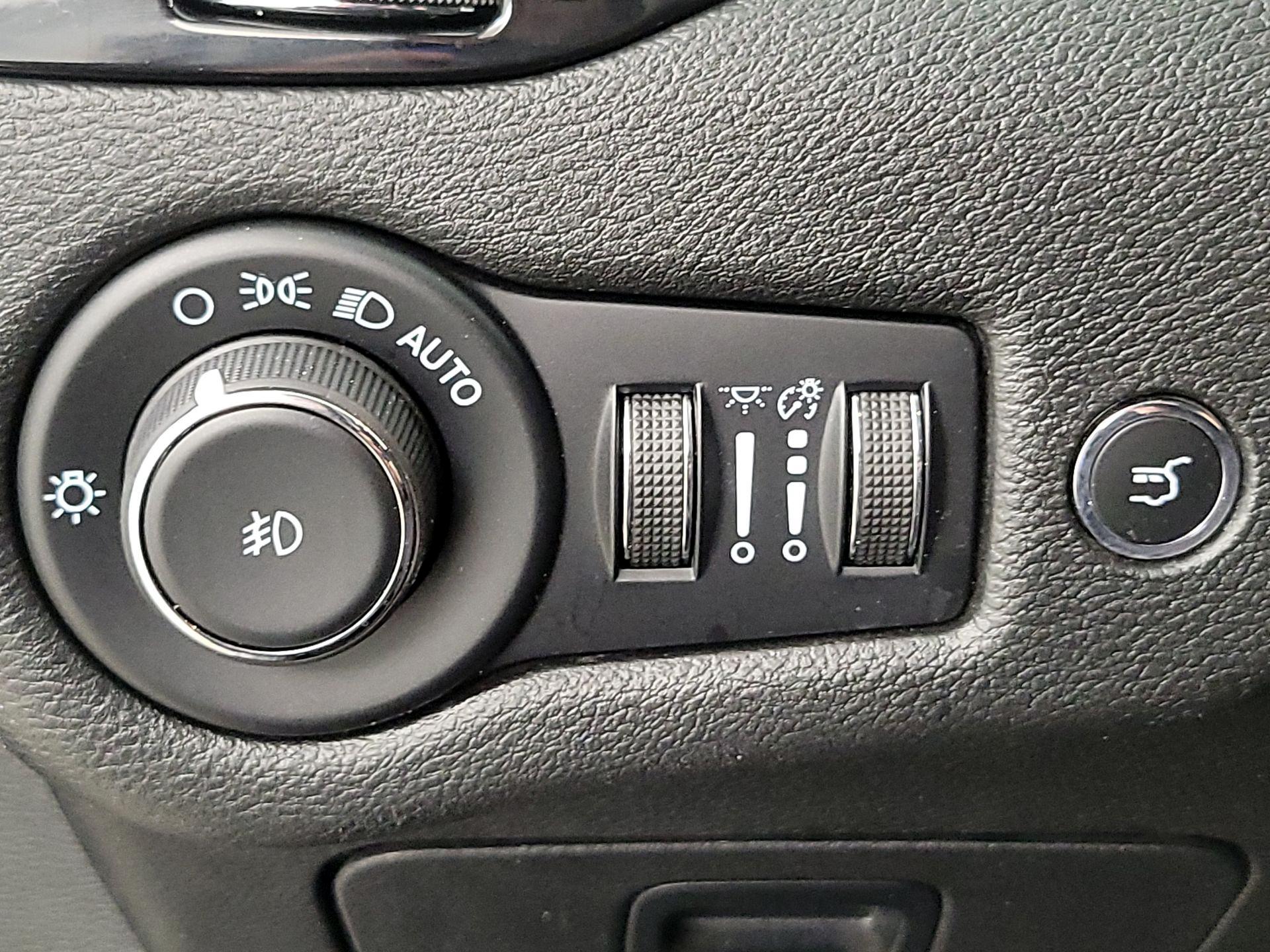 Thumbnail: 2023 Jeep Cherokee - 13