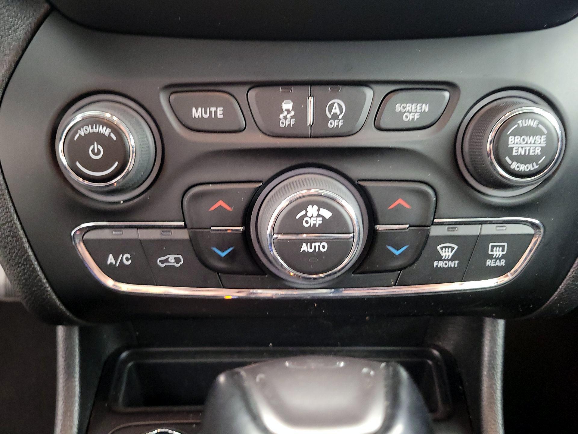 Thumbnail: 2023 Jeep Cherokee - 17