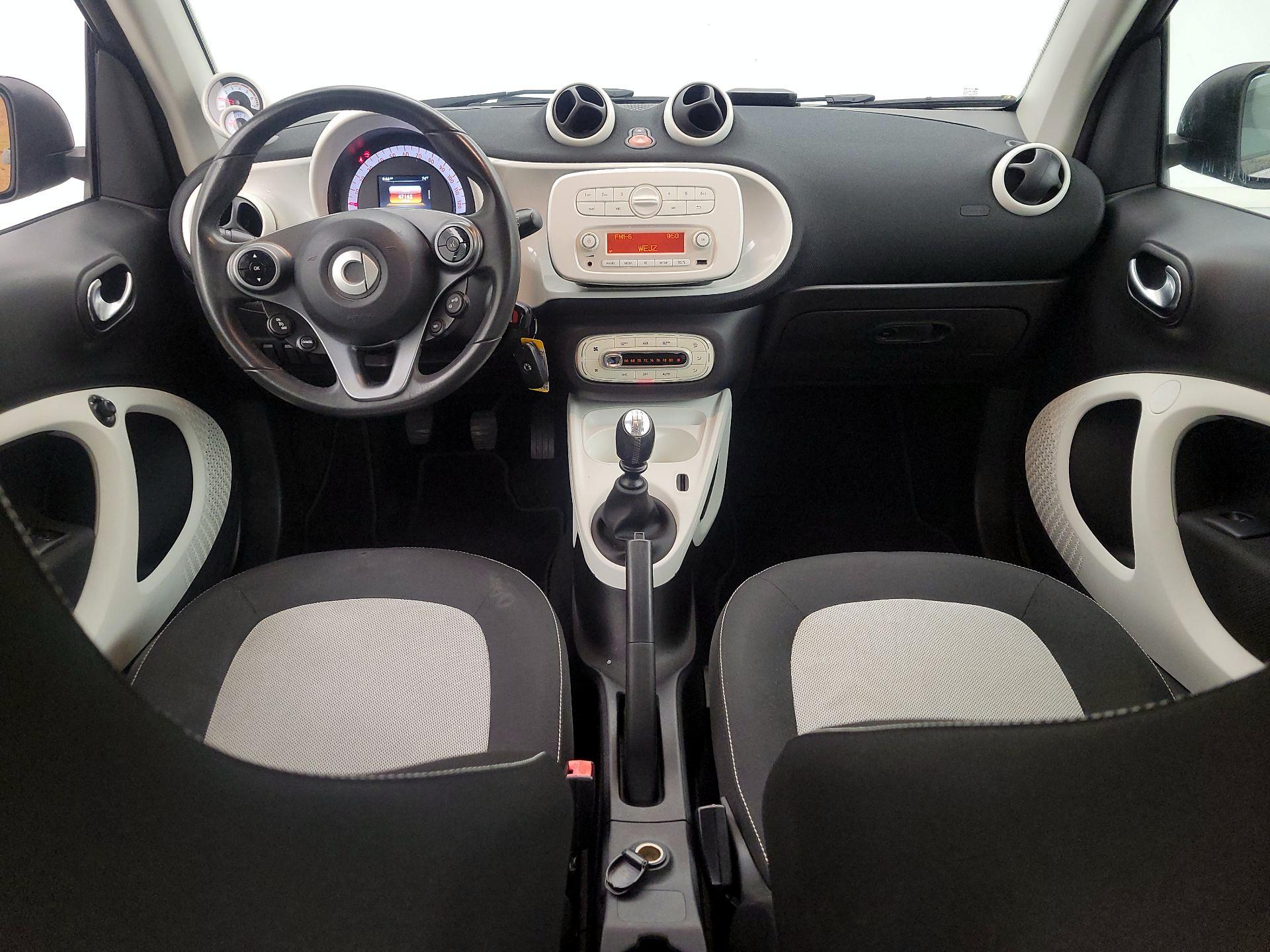 Thumbnail: 2016 smart fortwo - 9