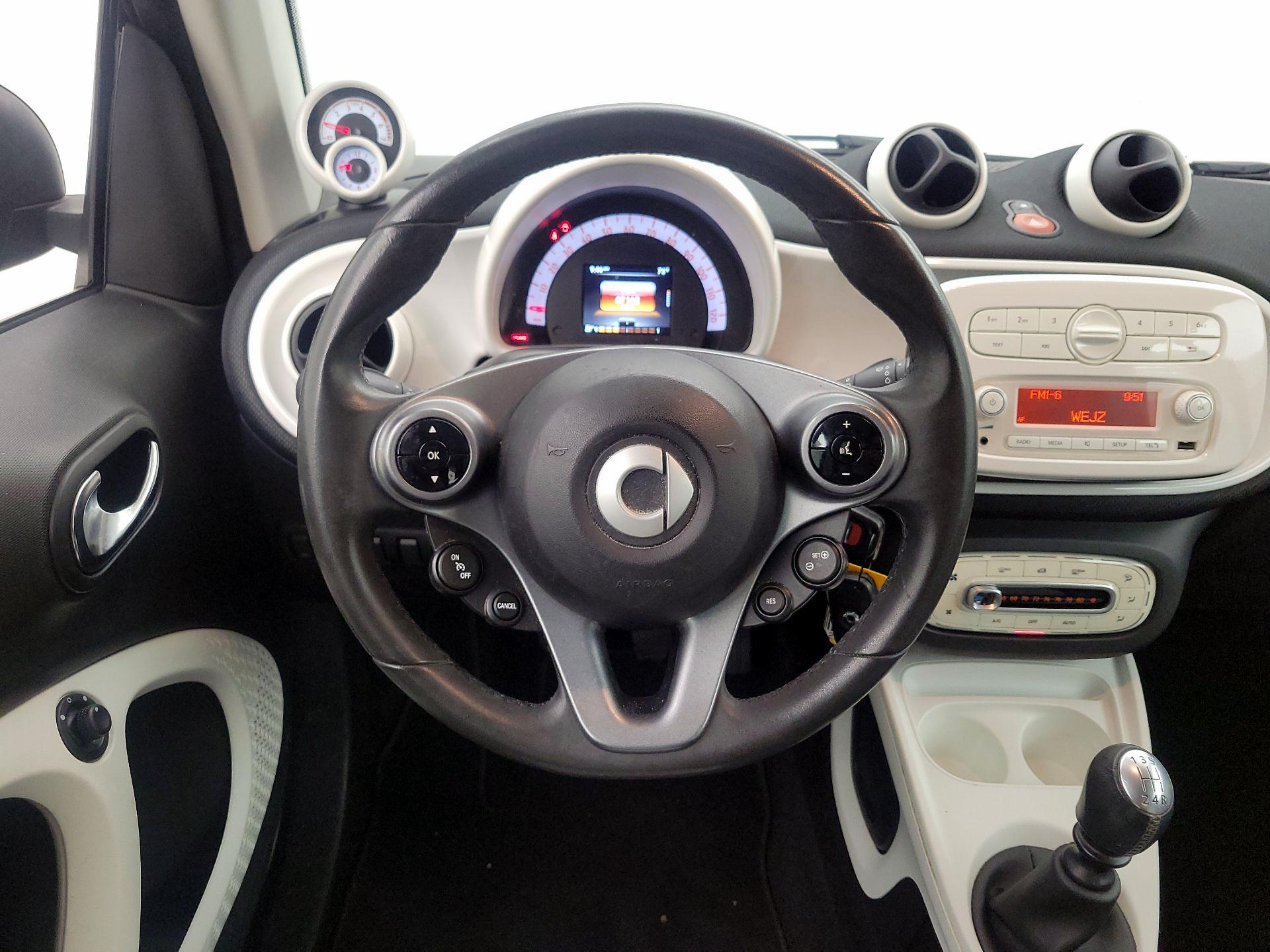 Thumbnail: 2016 smart fortwo - 10