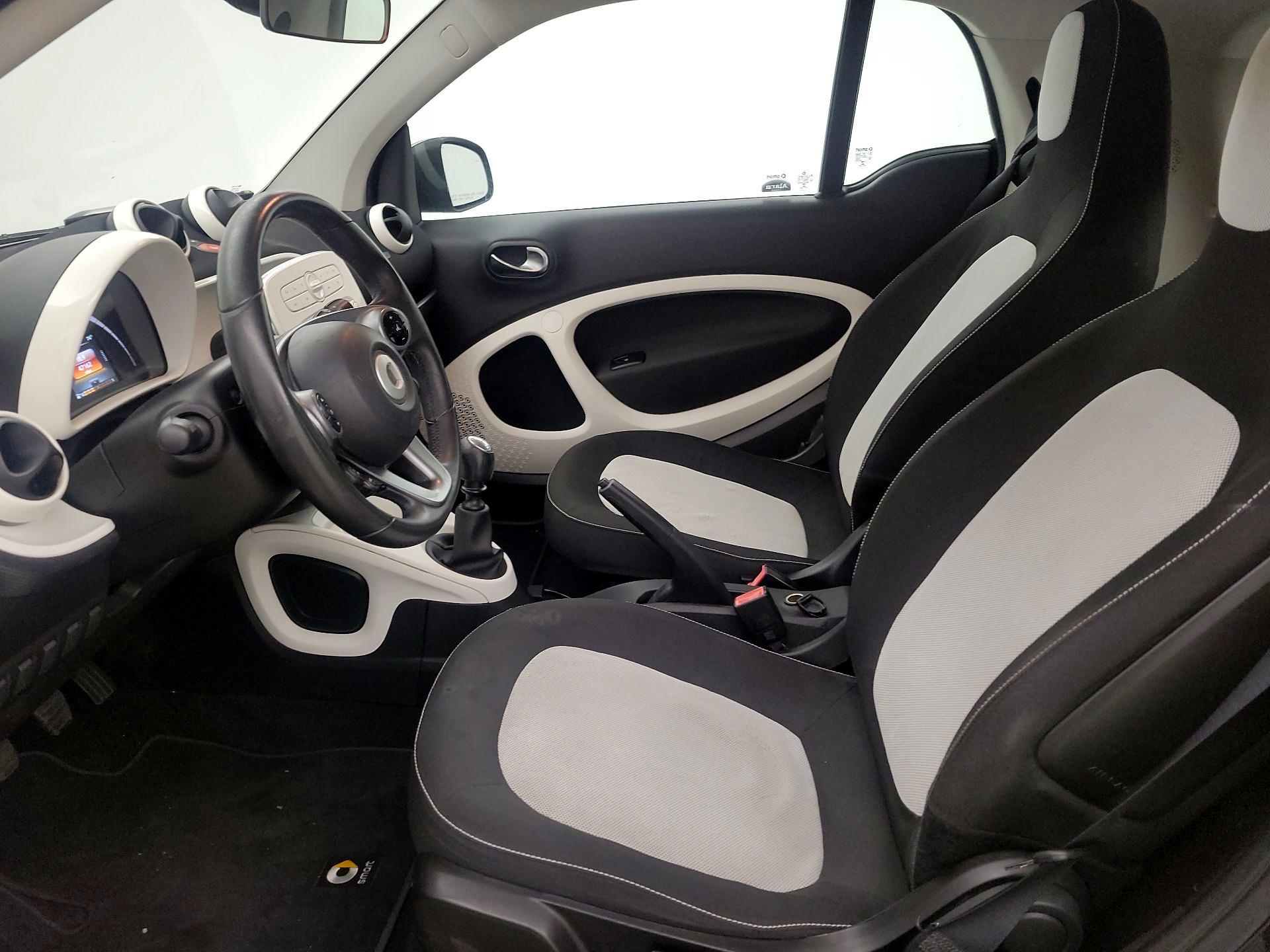 Thumbnail: 2016 smart fortwo - 11