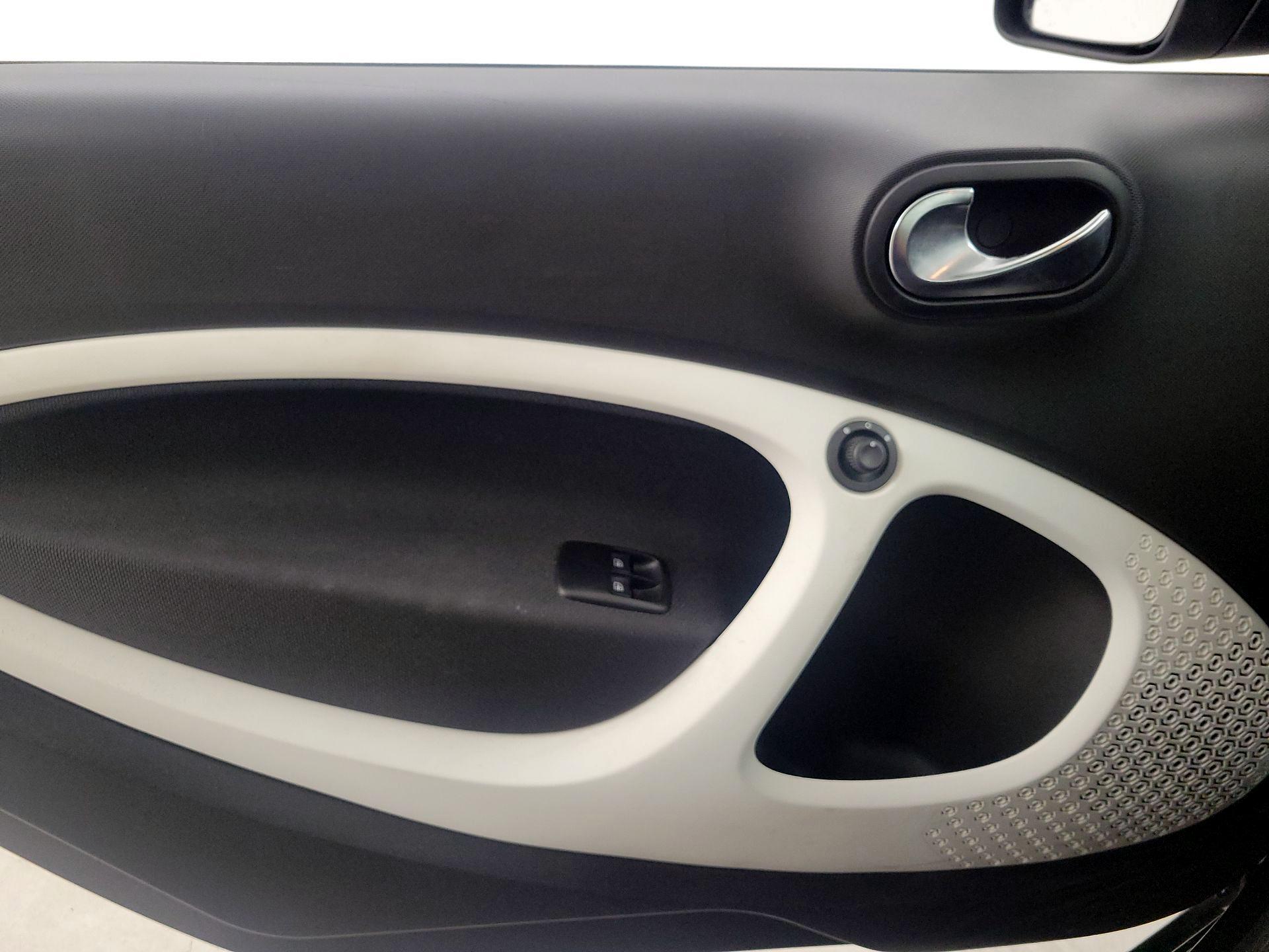 Thumbnail: 2016 smart fortwo - 12