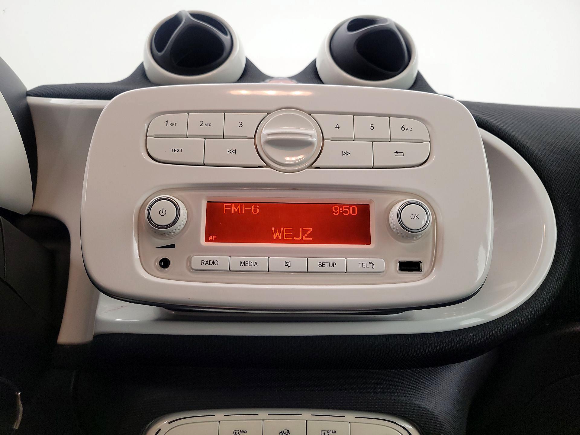 Thumbnail: 2016 smart fortwo - 14