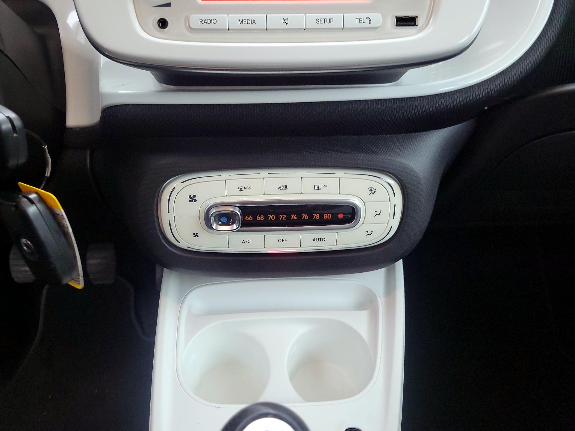 Thumbnail: 2016 smart fortwo - 15