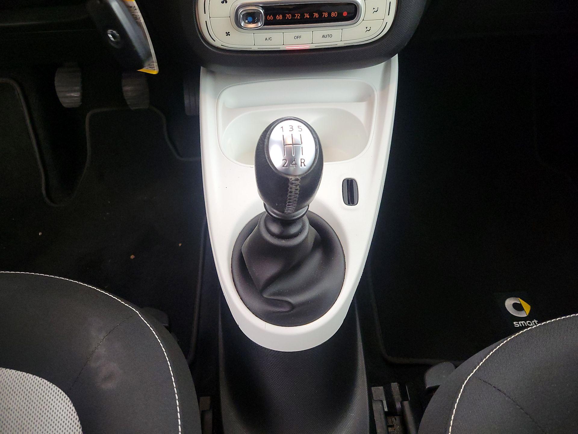 Thumbnail: 2016 smart fortwo - 16