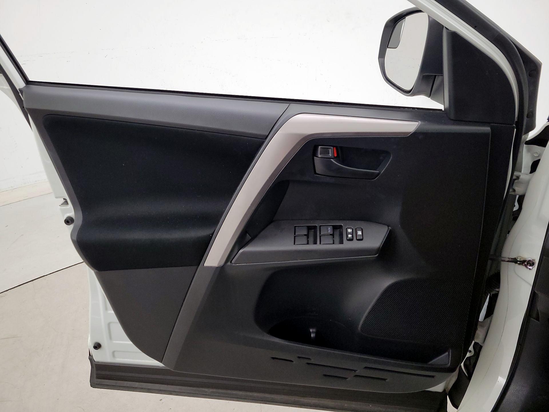 Thumbnail: 2016 Toyota RAV4 - 12