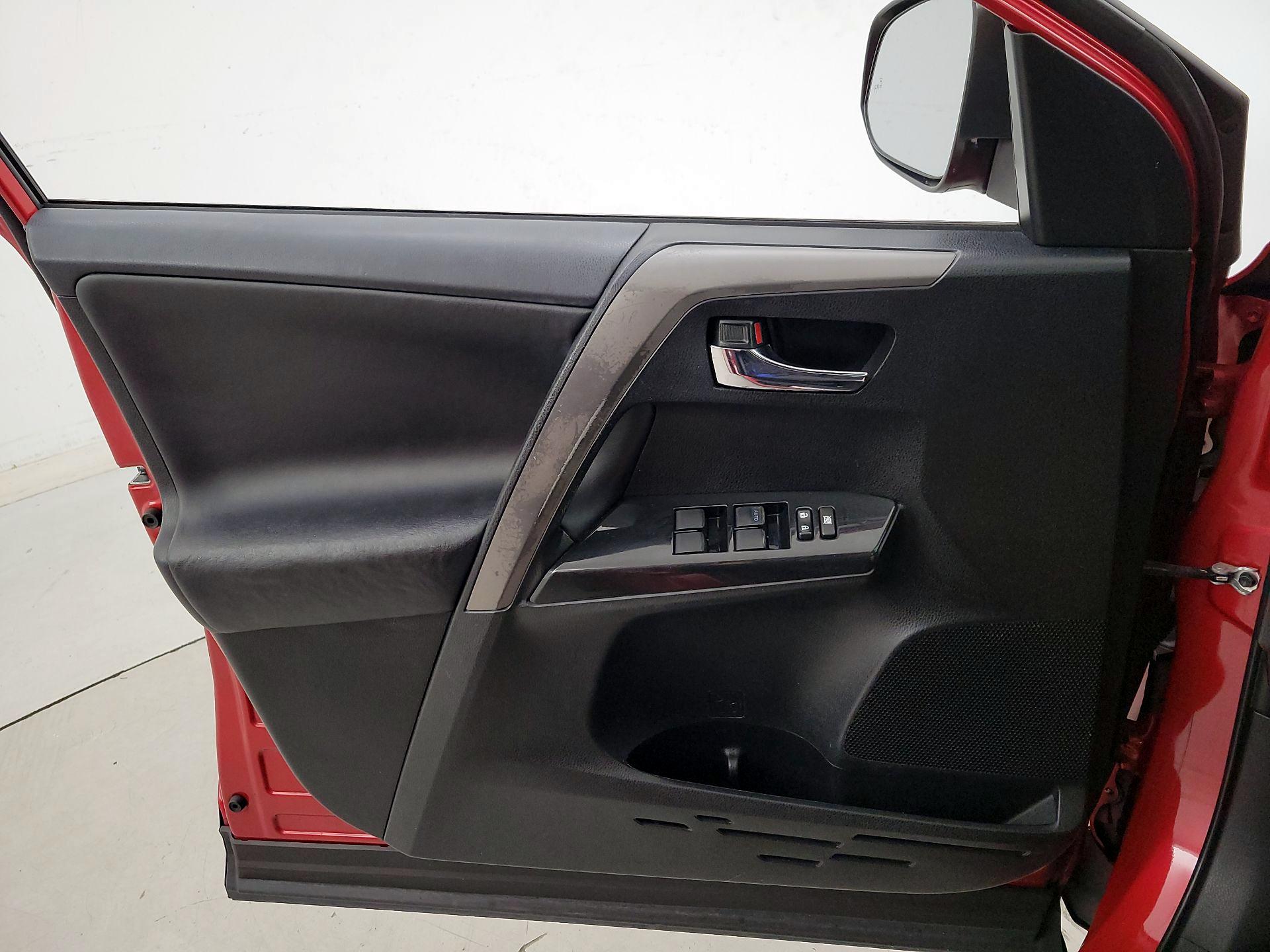 Thumbnail: 2016 Toyota RAV4 - 12