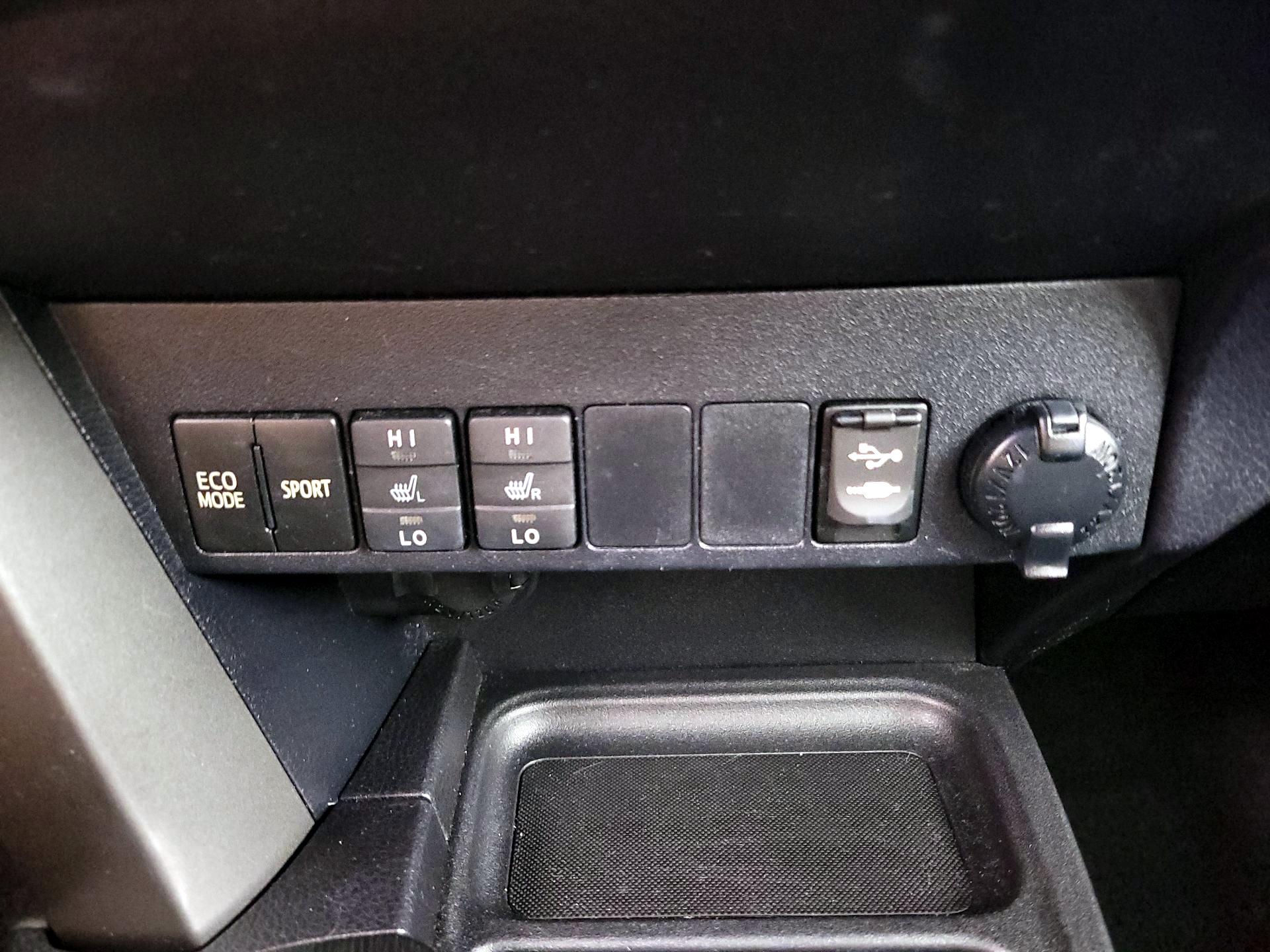 Thumbnail: 2016 Toyota RAV4 - 18