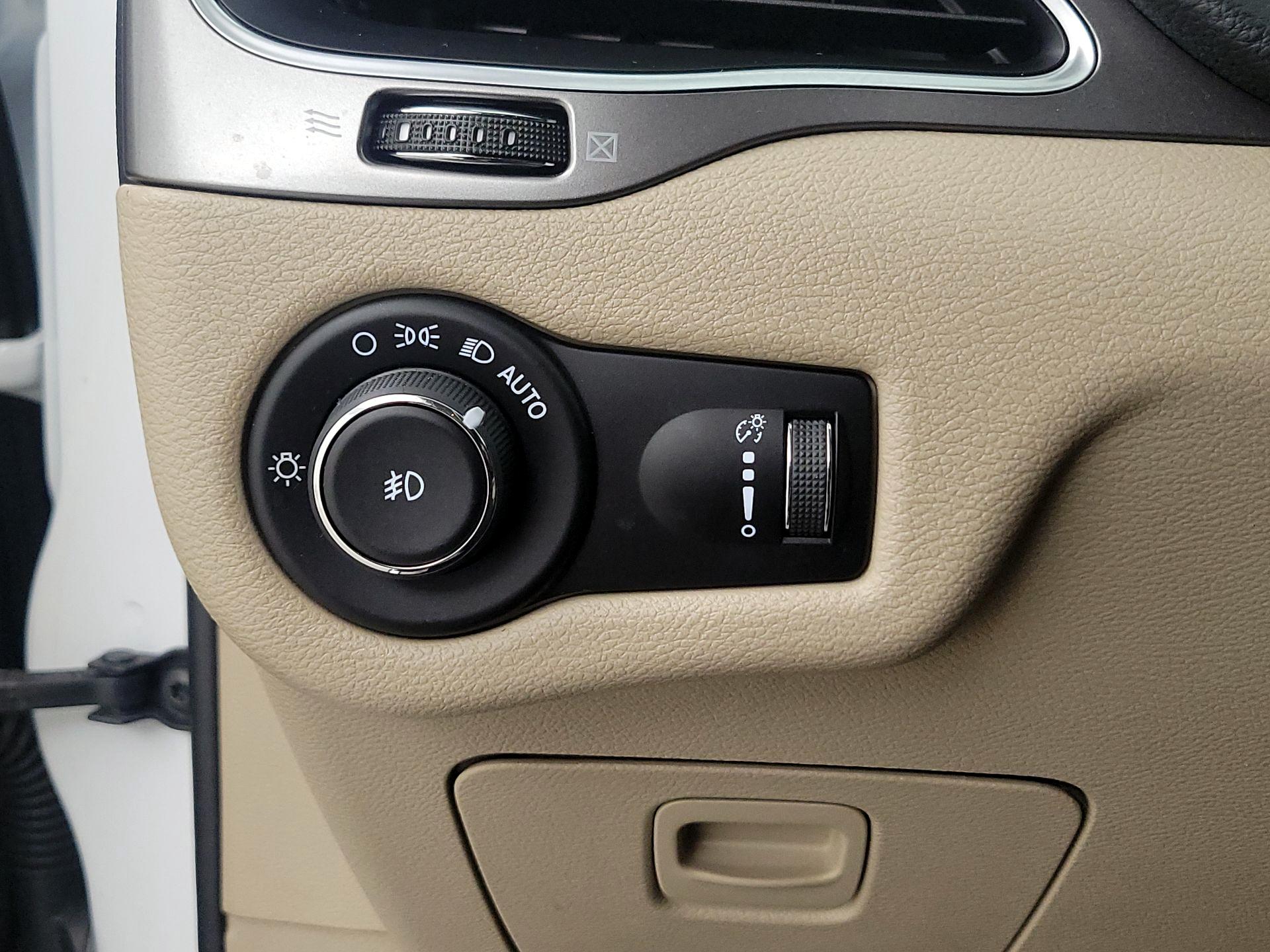 Thumbnail: 2019 Jeep Cherokee - 13