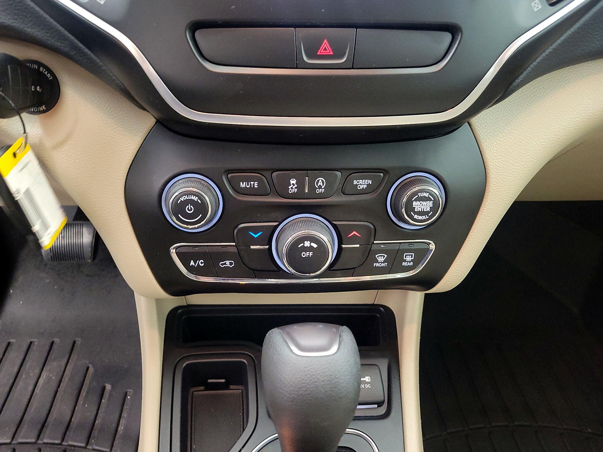 Thumbnail: 2019 Jeep Cherokee - 16