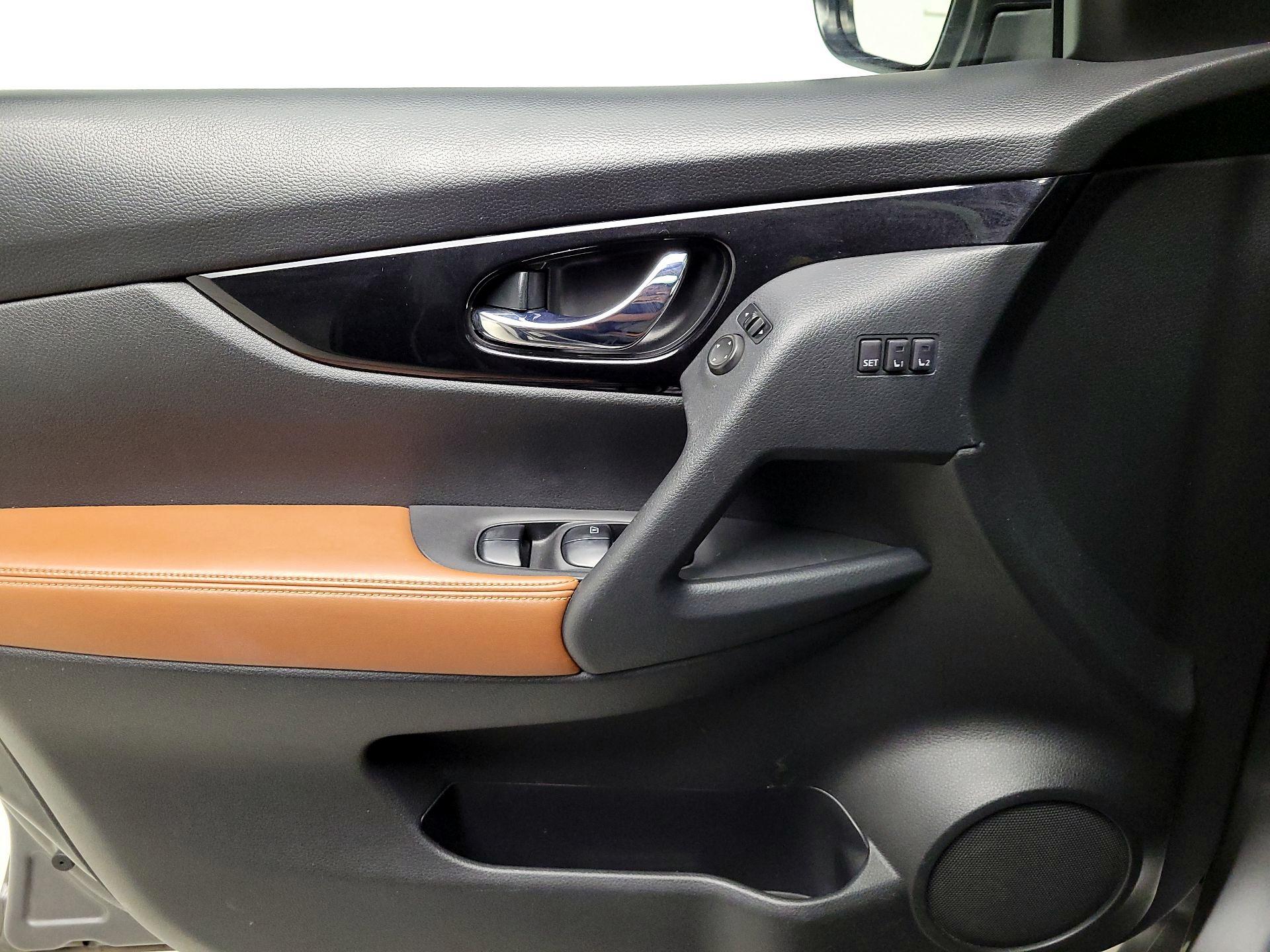 Thumbnail: 2017 Nissan Rogue - 12