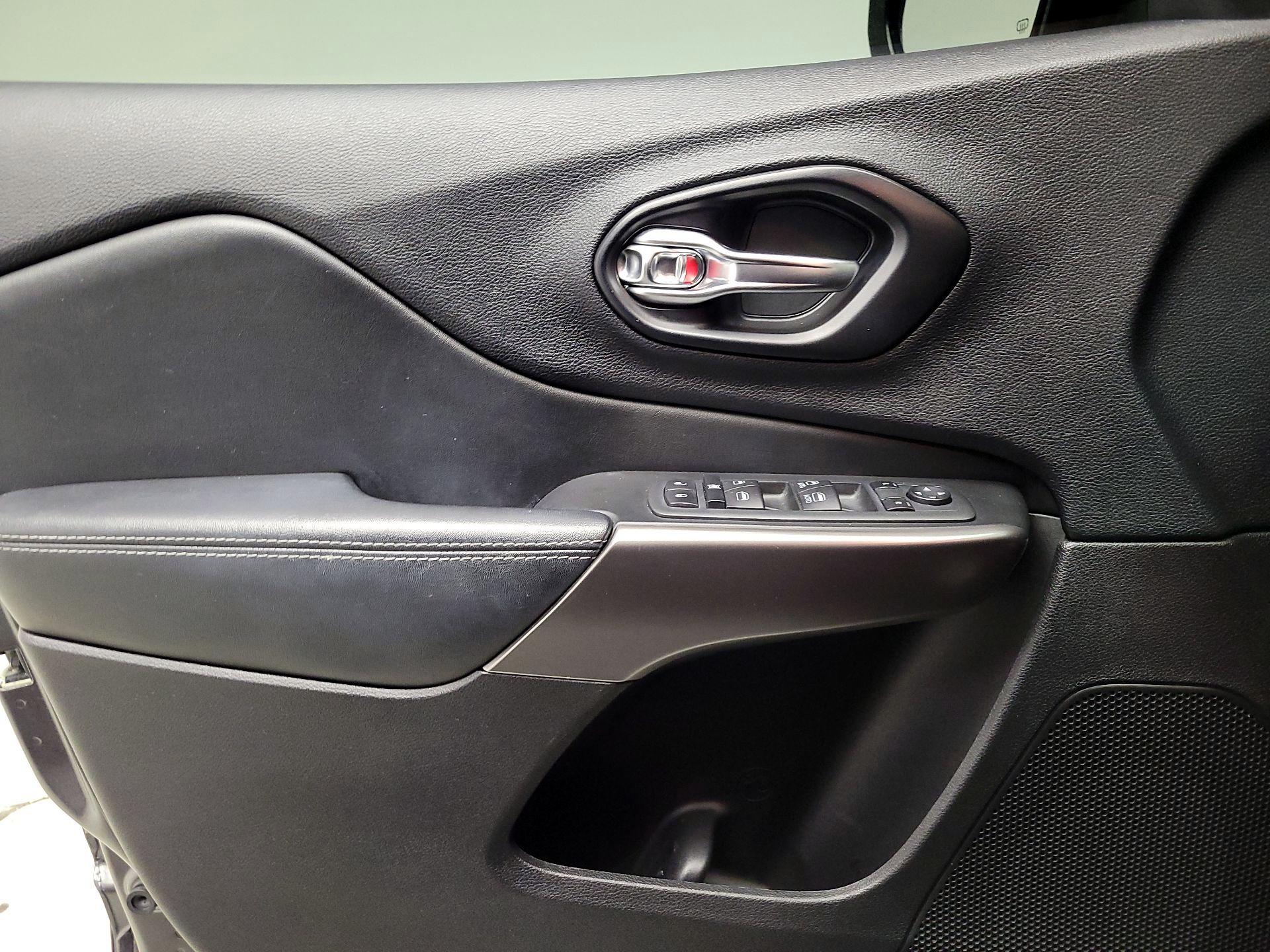 Thumbnail: 2021 Jeep Cherokee - 12