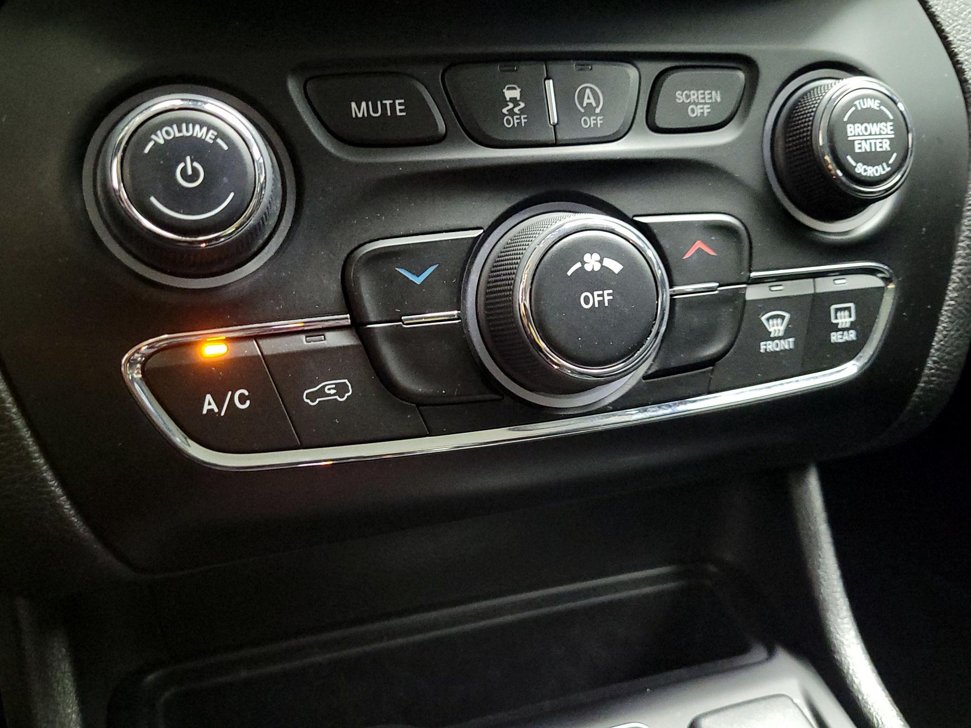 Thumbnail: 2021 Jeep Cherokee - 16