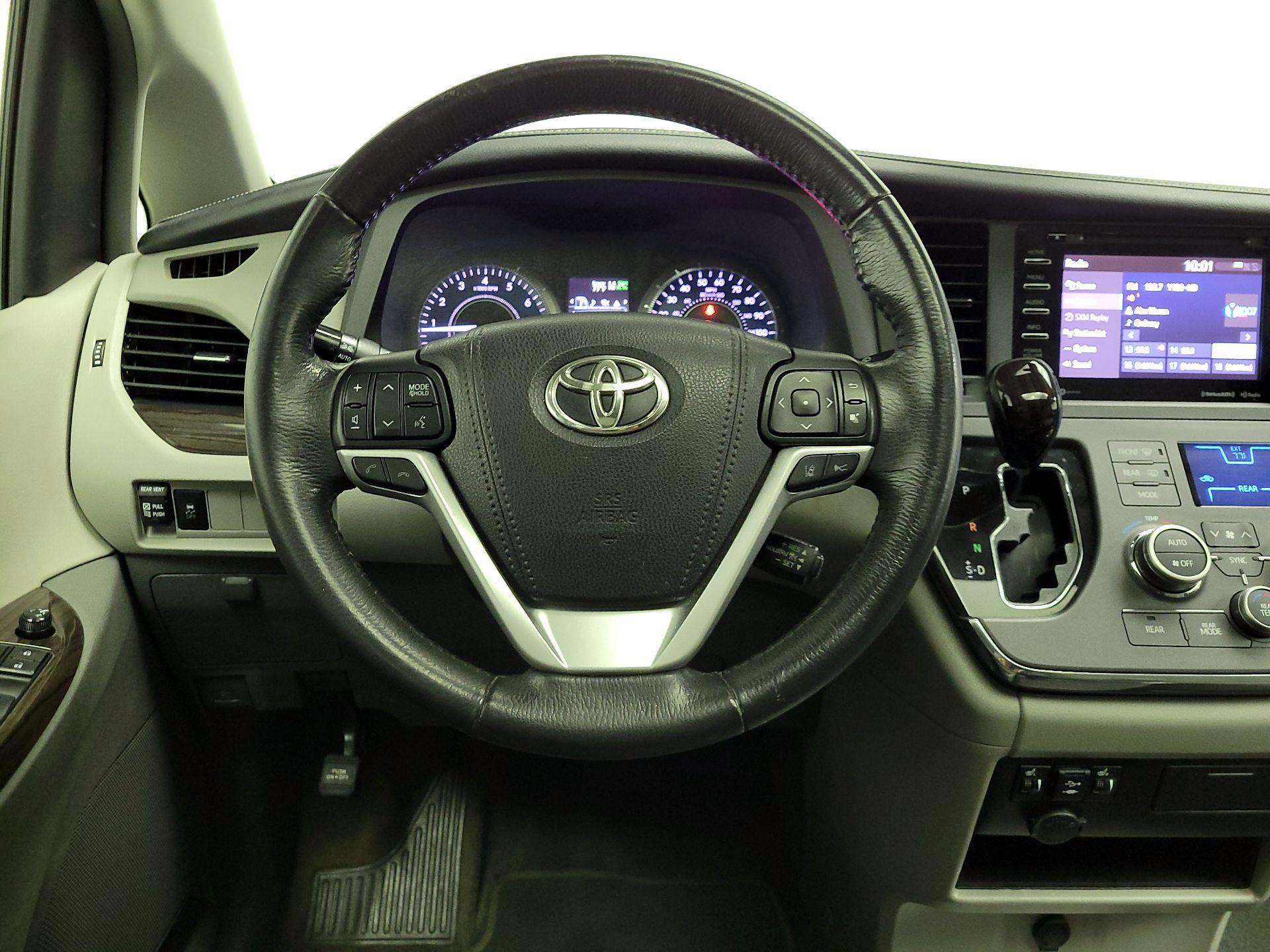 Thumbnail: 2018 Toyota Sienna - 10