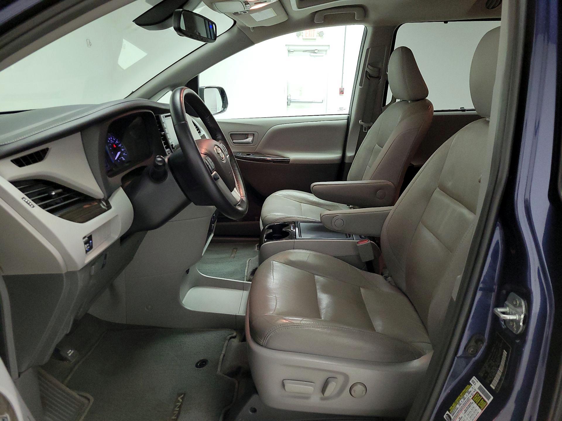 Thumbnail: 2018 Toyota Sienna - 11