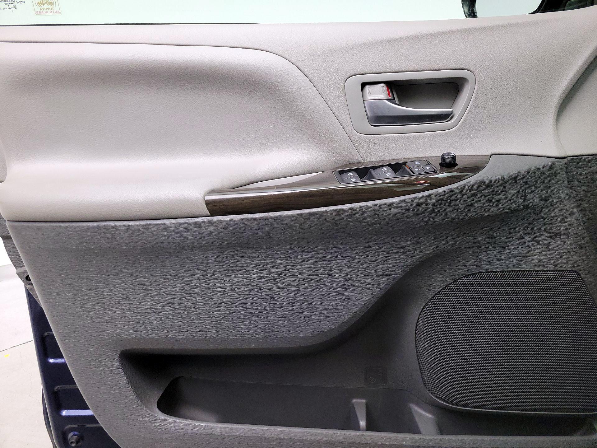 Thumbnail: 2018 Toyota Sienna - 12