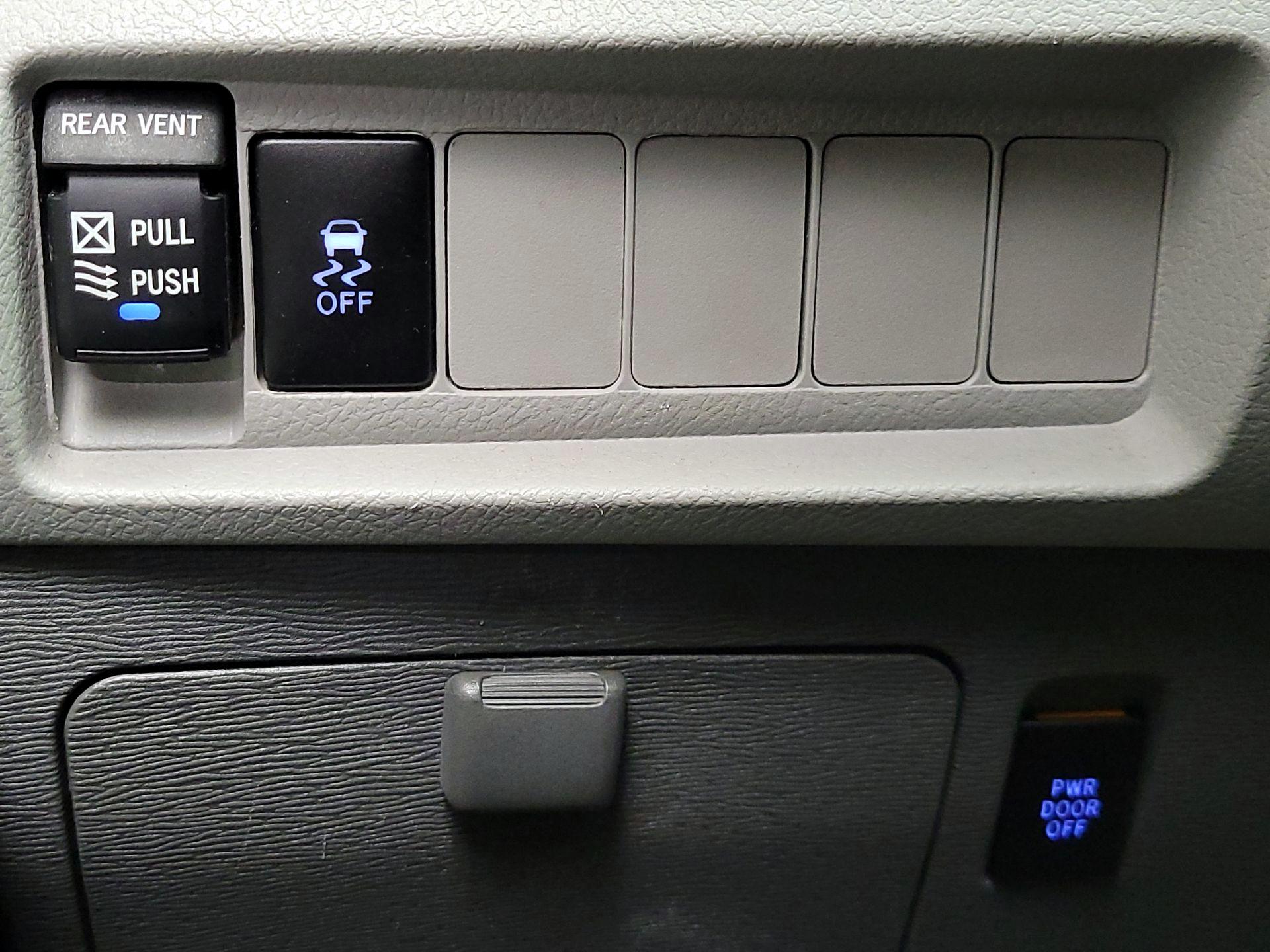 Thumbnail: 2018 Toyota Sienna - 13