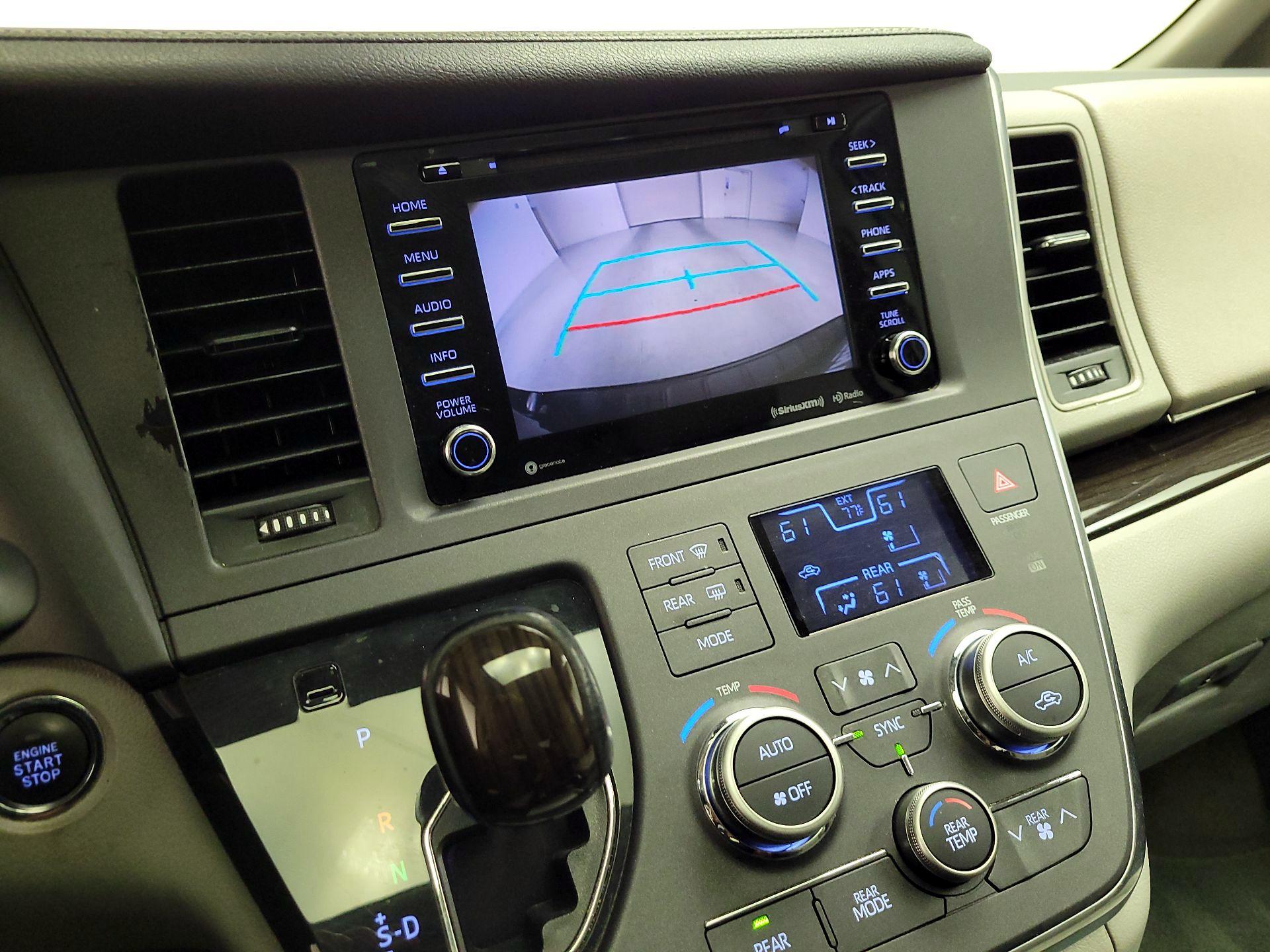 Thumbnail: 2018 Toyota Sienna - 14