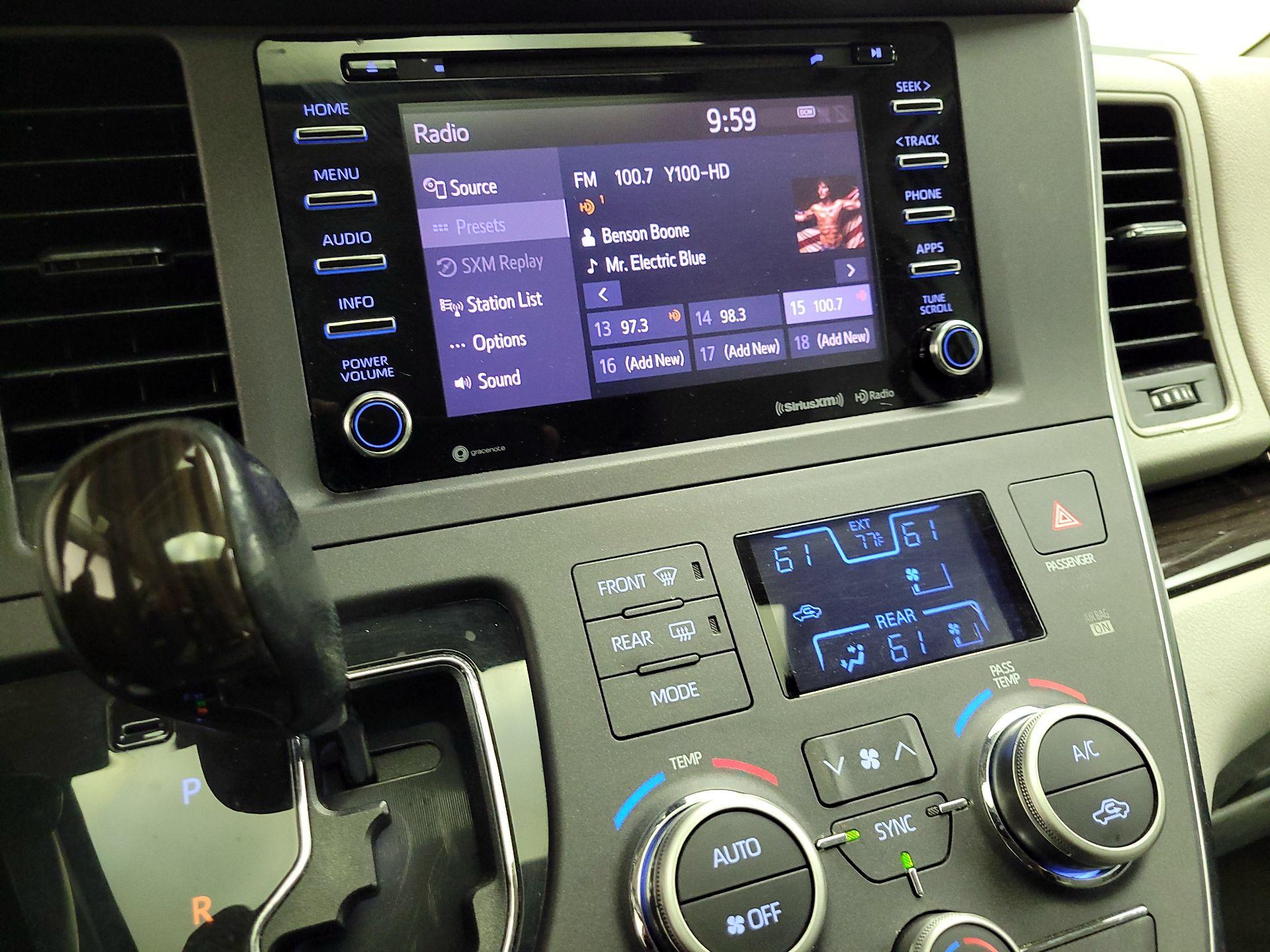 Thumbnail: 2018 Toyota Sienna - 15